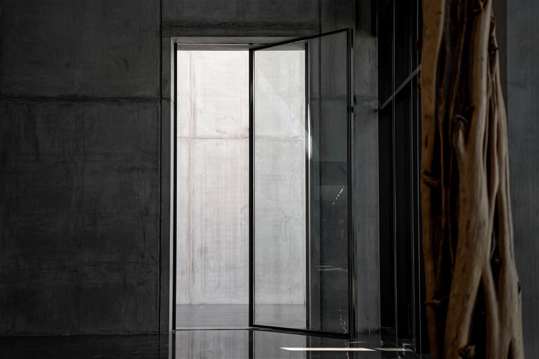 Aluminium pivot door with FritsJurgens Inside
