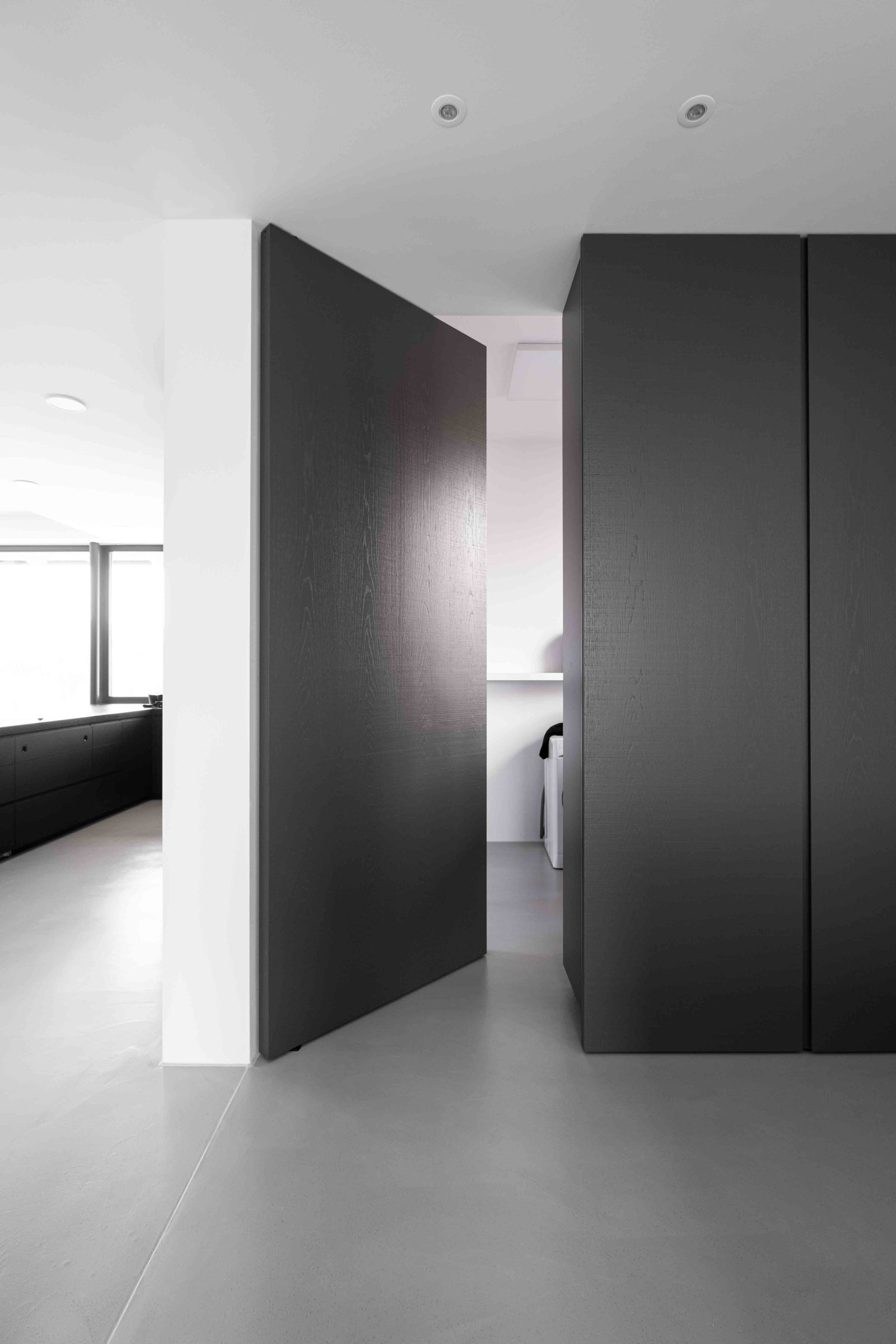 Black ceiling-high wooden doors with the FritsJurgens System M pivot hinge