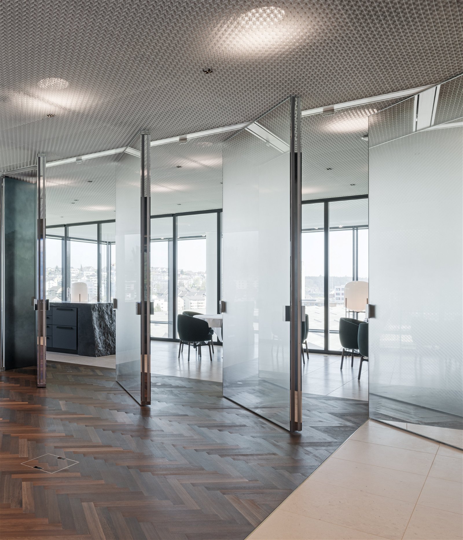 Pivoting glass wall - Designed by Kepenek GmbH. Manufacturered by Jos. Berchtold AG. Photographed by Beat Bühler