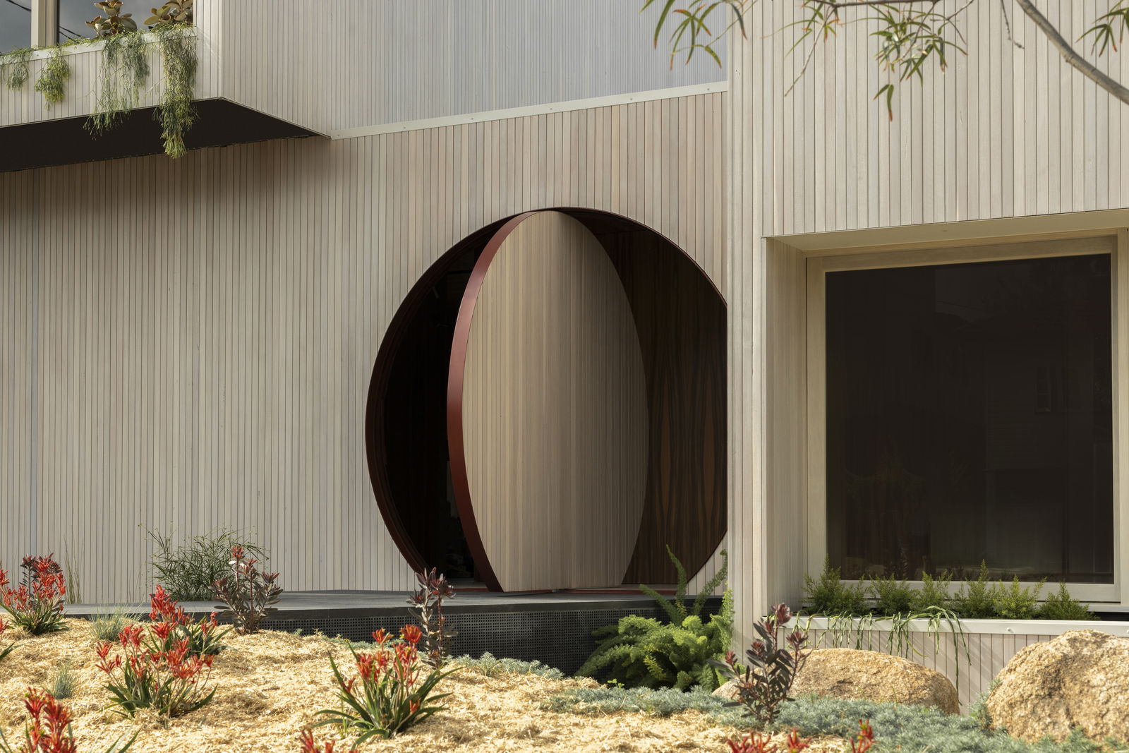 546.2-half-round-door-of-steel,-blackbutt-and-queensland-walnut-veneer_nicholas-h.-elias_private-residence_brisbane_au.jpg