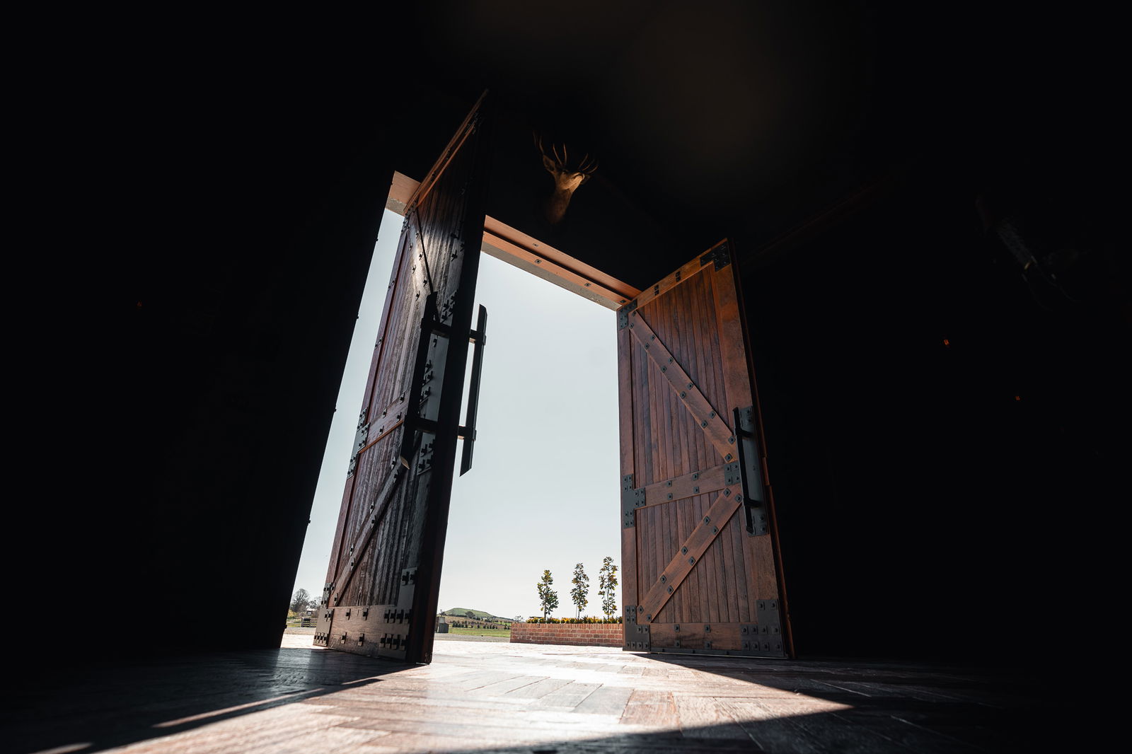 611.18-australian-red-hardwoods-doors_hardwood-projects_the-sutton-barn_canberra_au_low_res-1727439155.jpg