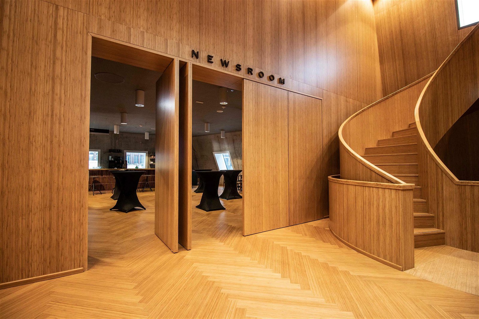 258.6-Groninger-Forum-bamboo-pivot-doors-designed-by-NL-Architects---FritsJurgens-pivot-hinges-Inside.jpg