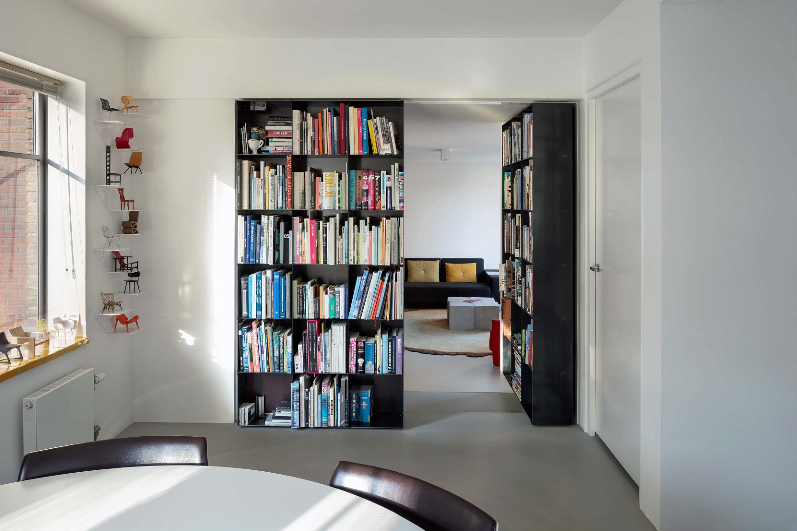 Pivoting bookcases with FritsJurgens System M pivot hinges