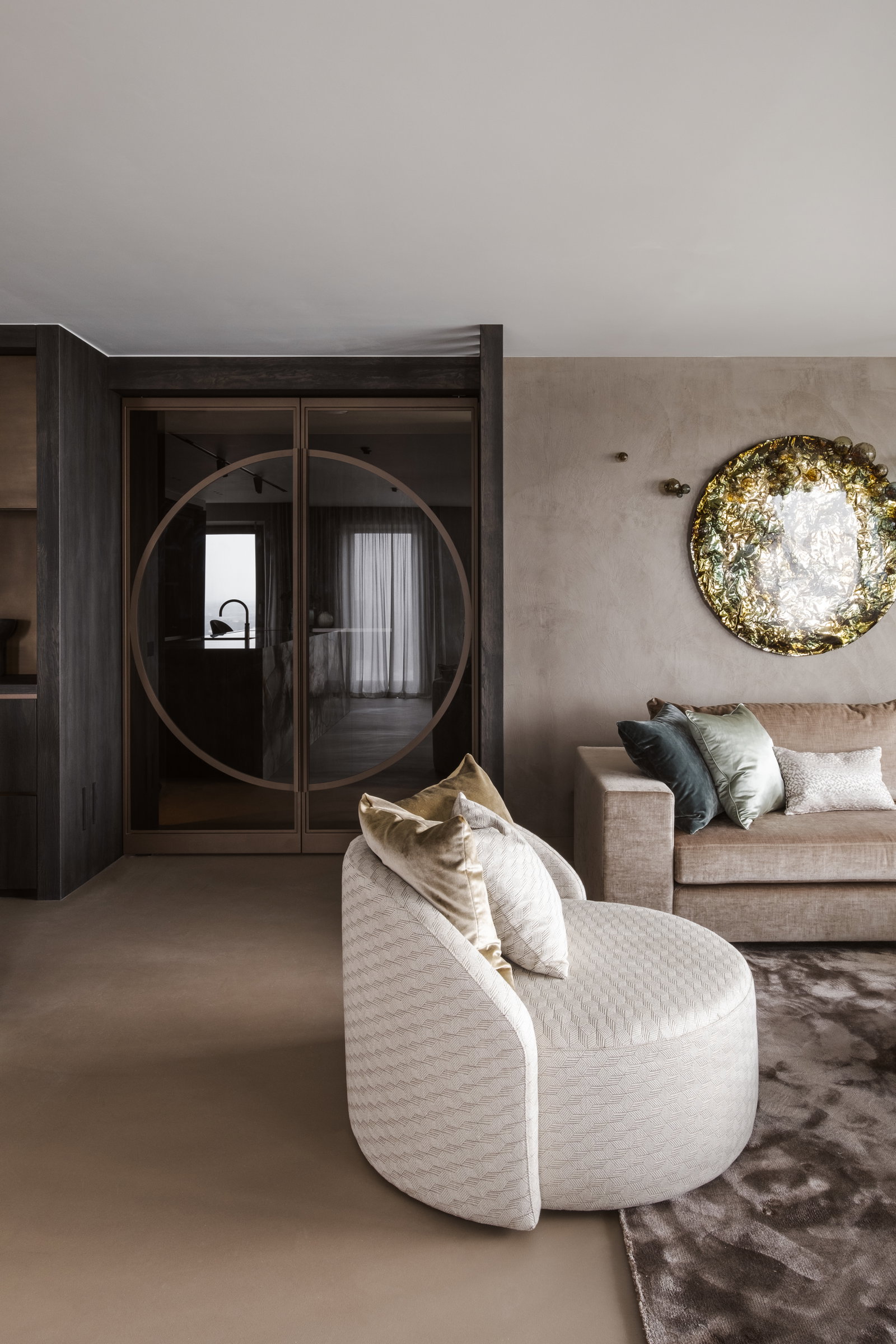 Bronze-framed glass pivot doors with a circular motif in a luxury apartment, Zalmhaventoren Rotterdam, with FritsJurgens System M+ pivot hinge inside