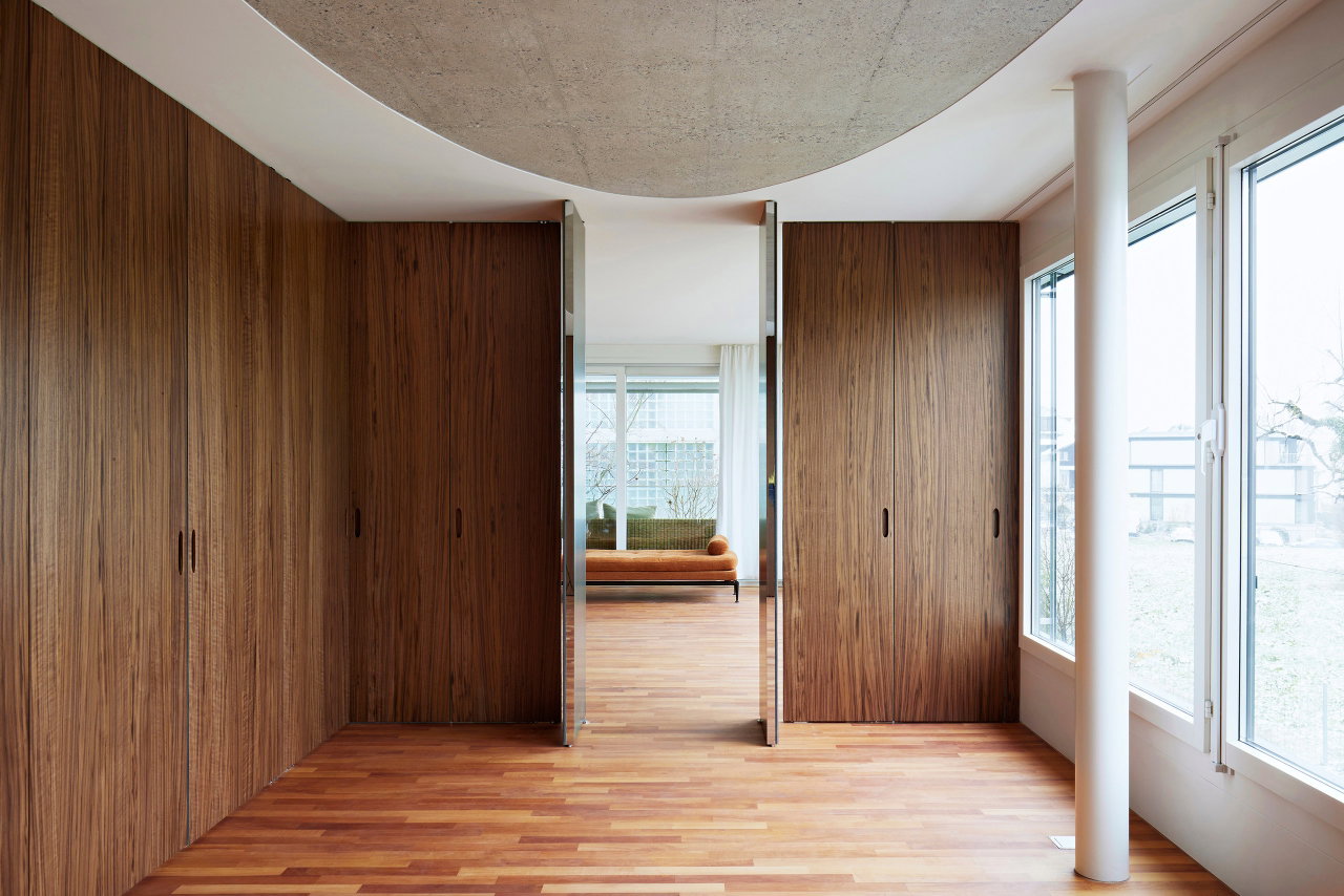 Mirrored pivot door in a private home with FritsJurgens System M pivot hinge system inside