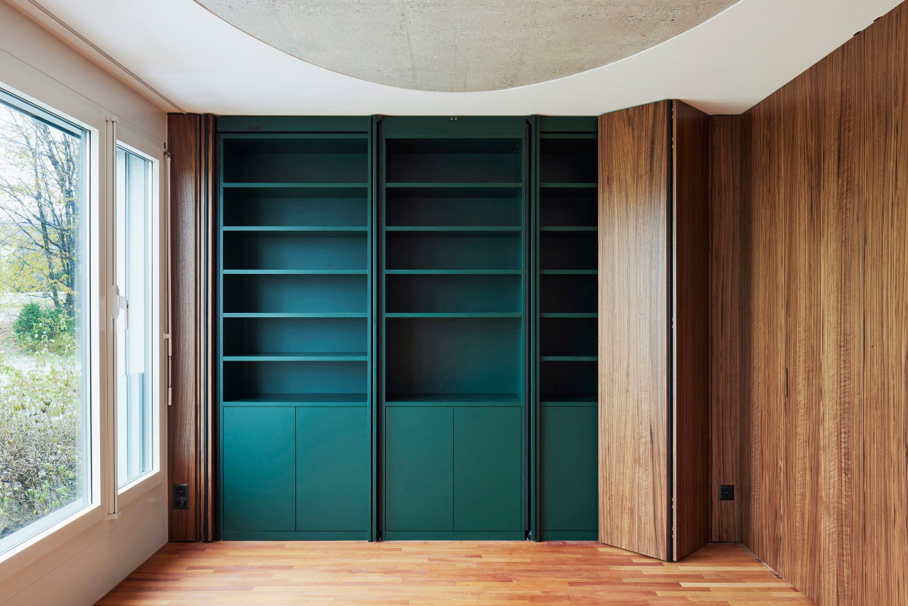 Mirrored pivot door in a private home with FritsJurgens System M pivot hinge system inside