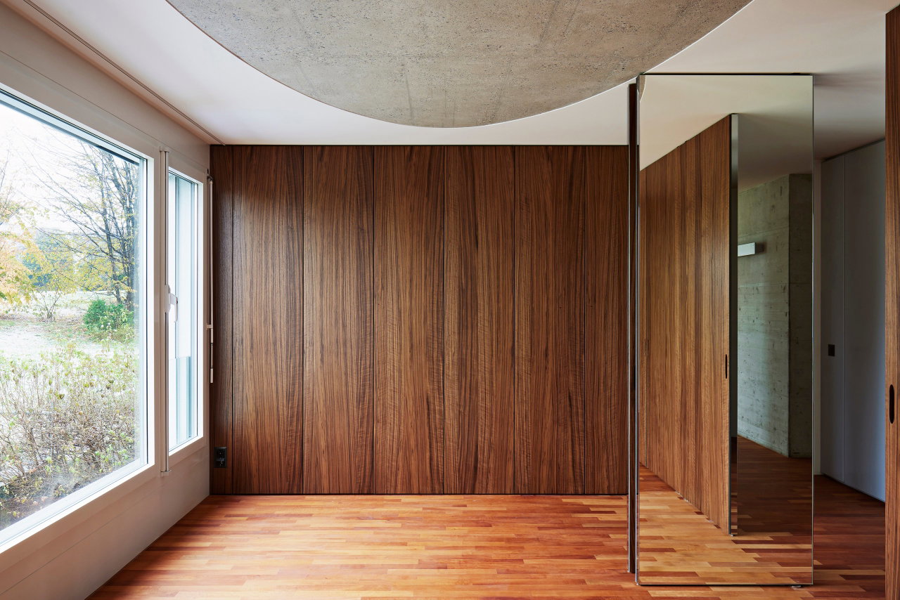 Mirrored pivot door in a private home with FritsJurgens System M pivot hinge system inside