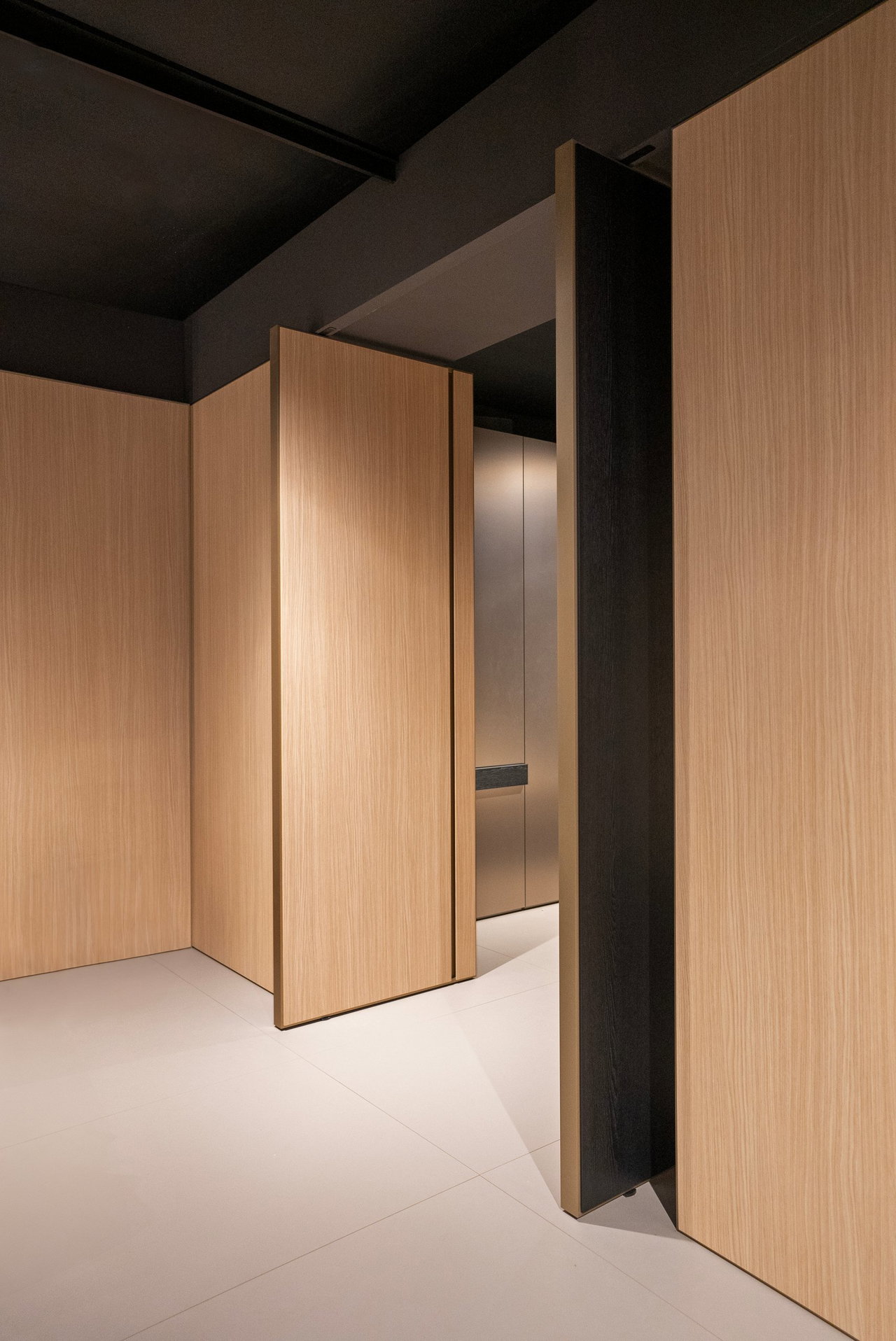 Wooden pivot door in a private home in Milan with FritsJurgens System M+ pivot hinge system inside