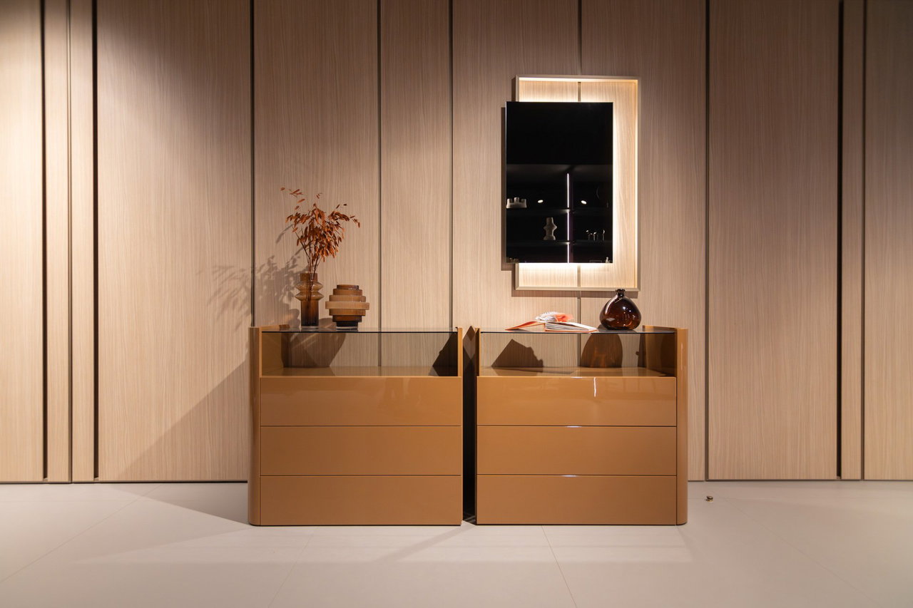 Wooden pivot door in a private home in Milan with FritsJurgens System M+ pivot hinge system inside