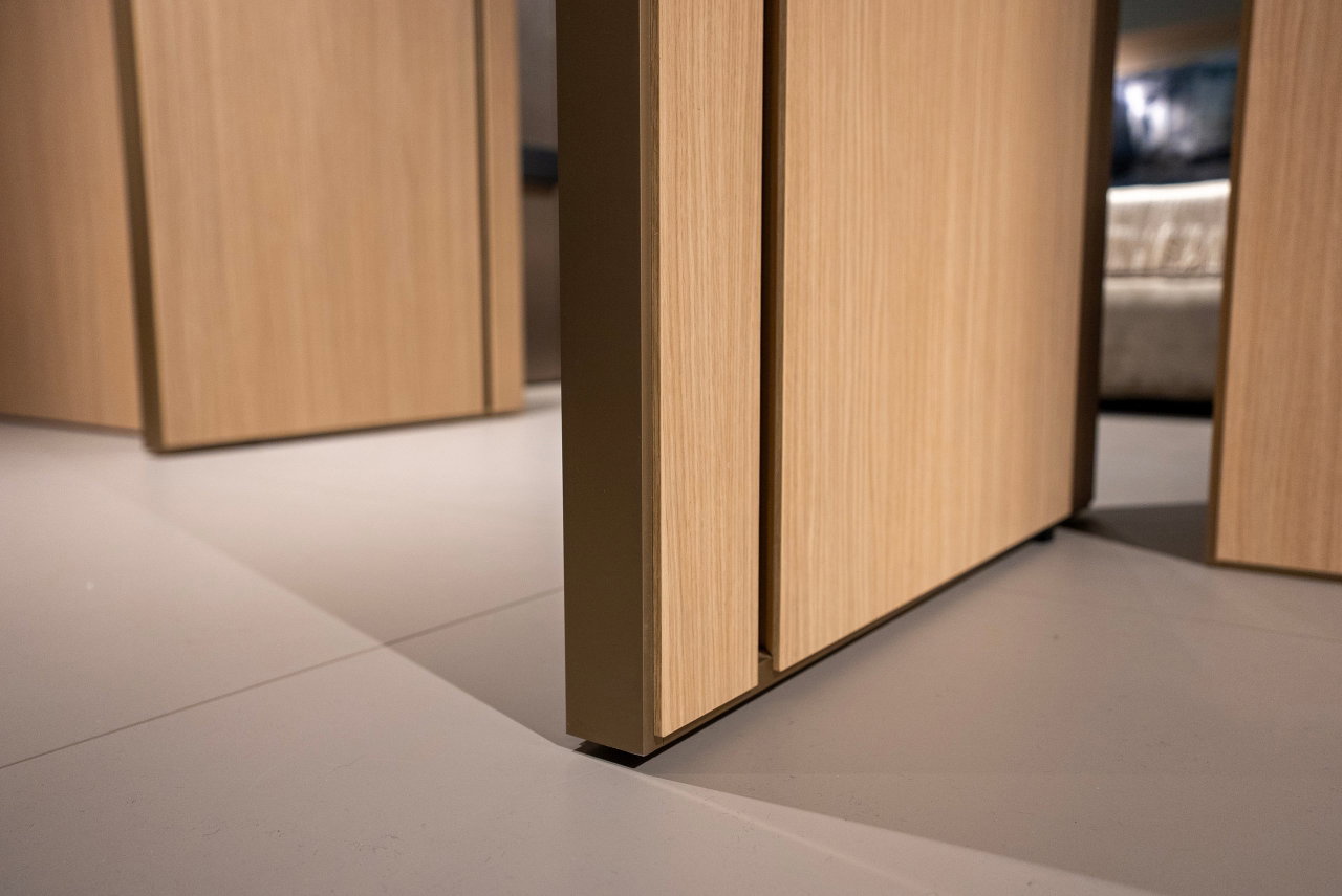 Wooden pivot door in a private home in Milan with FritsJurgens System M+ pivot hinge system inside
