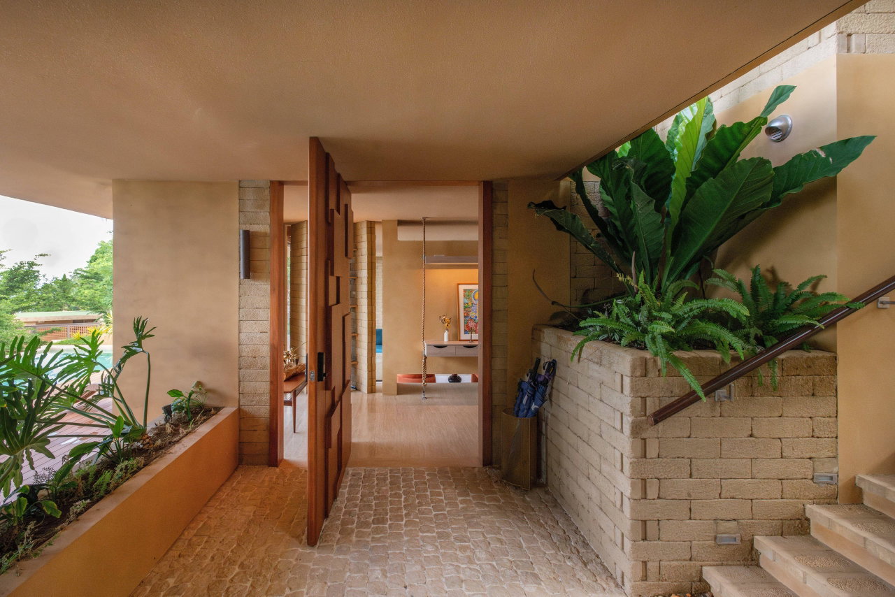 Wooden pivot door in a private home with FritsJurgens System M+ pivot hinge system inside