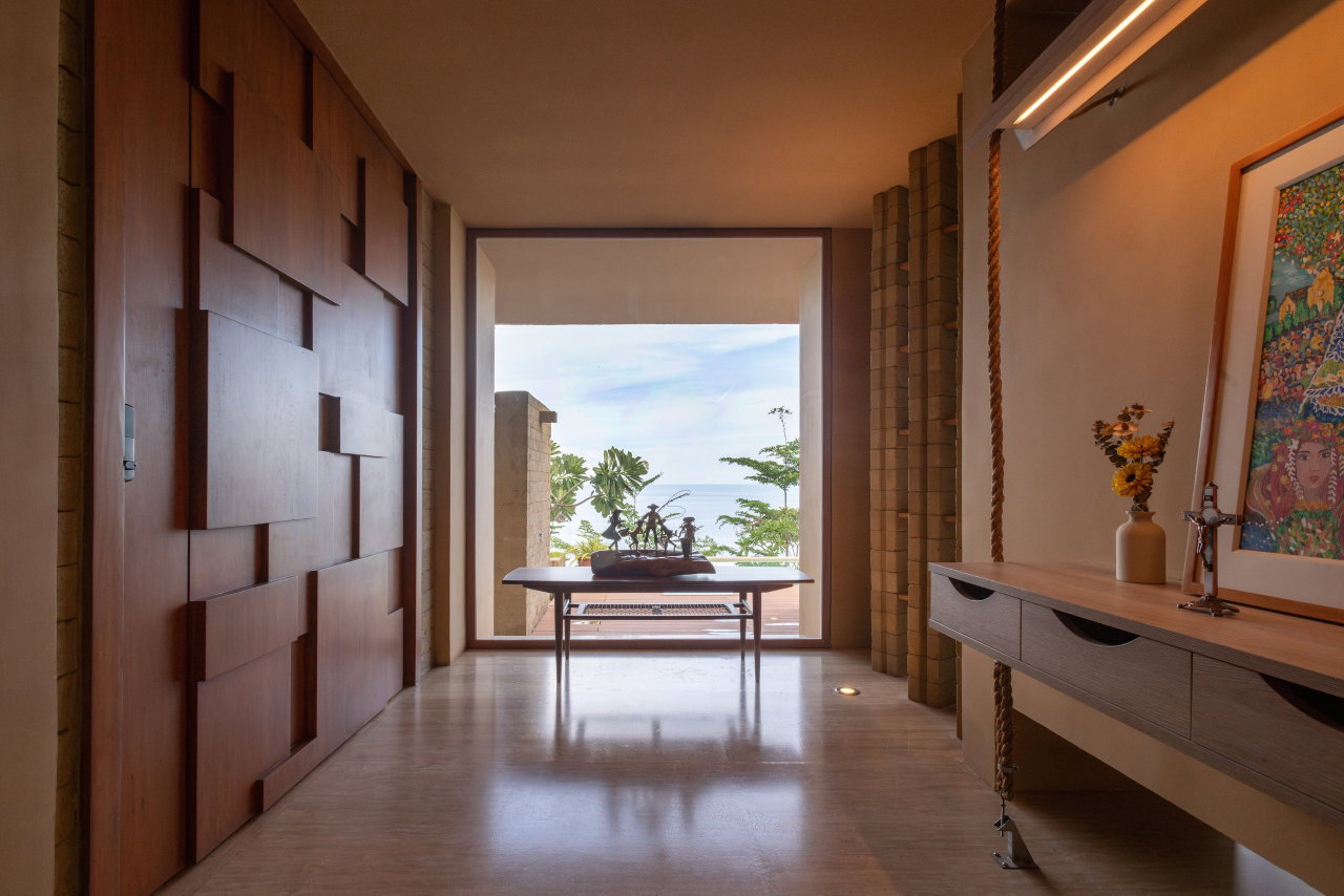 Wooden pivot door in a private home with FritsJurgens System M+ pivot hinge system inside