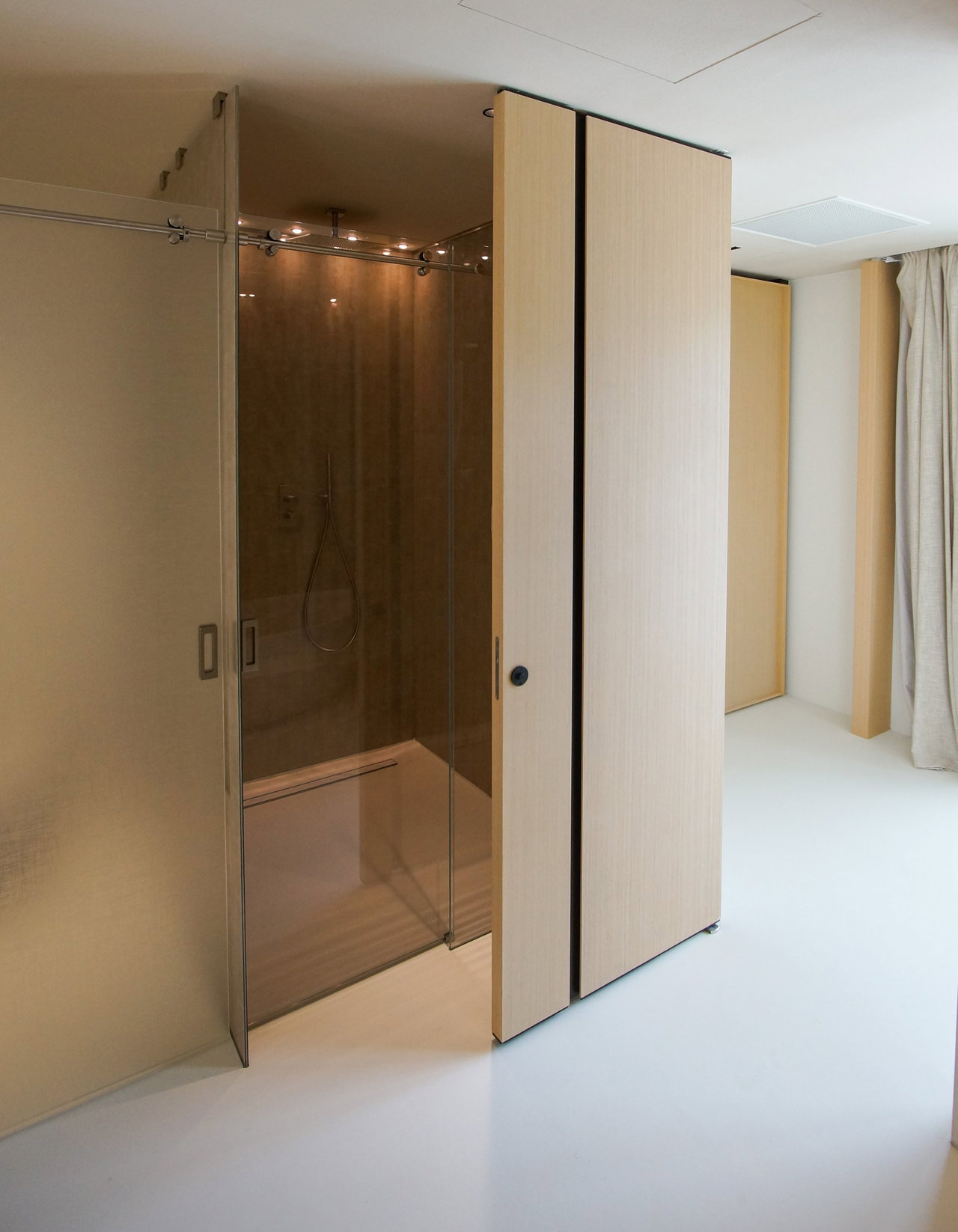 Wooden pivot door in a hotel in Forte Dei Marmi with FritsJurgens System M+ pivot hinge system inside