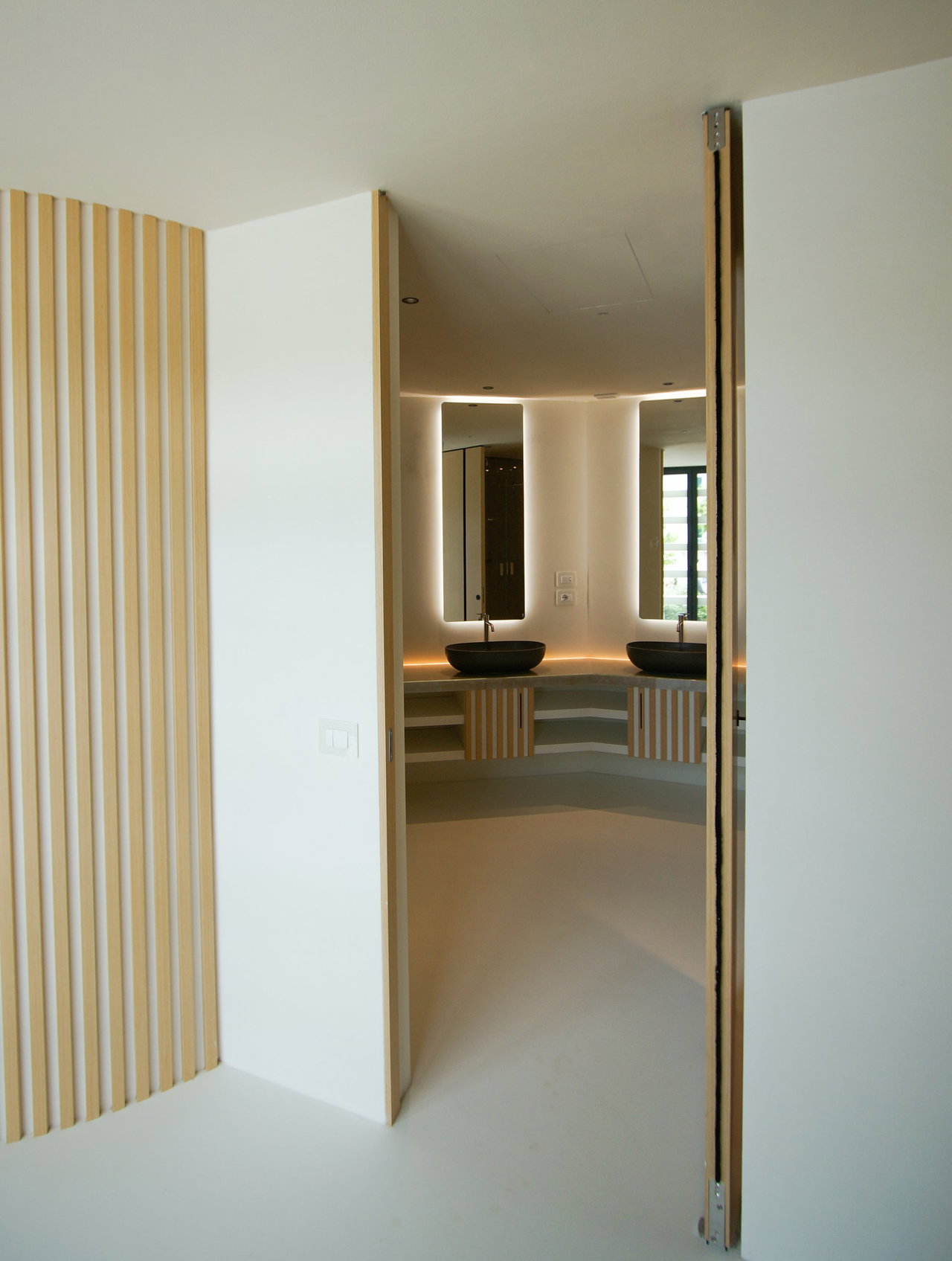 Wooden pivot door in a hotel in Forte Dei Marmi with FritsJurgens System M+ pivot hinge system inside