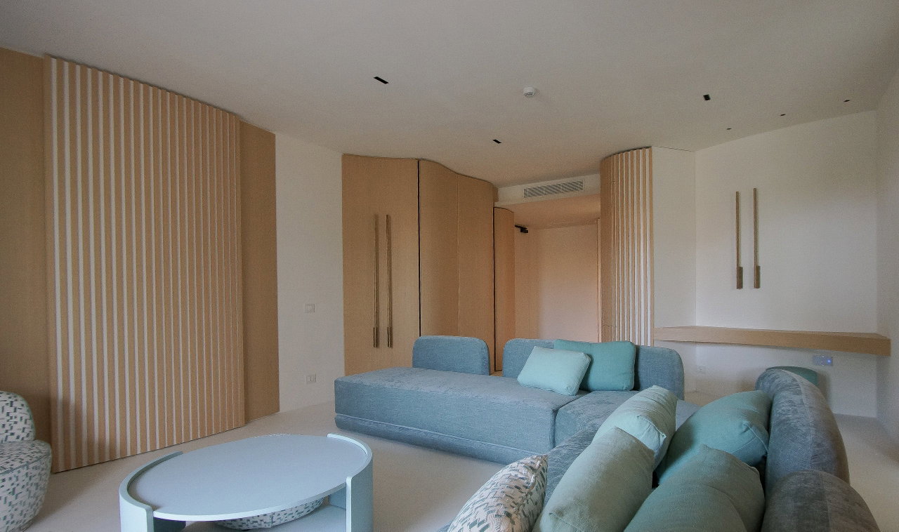 Wooden pivot door in a hotel in Forte Dei Marmi with FritsJurgens System M+ pivot hinge system inside