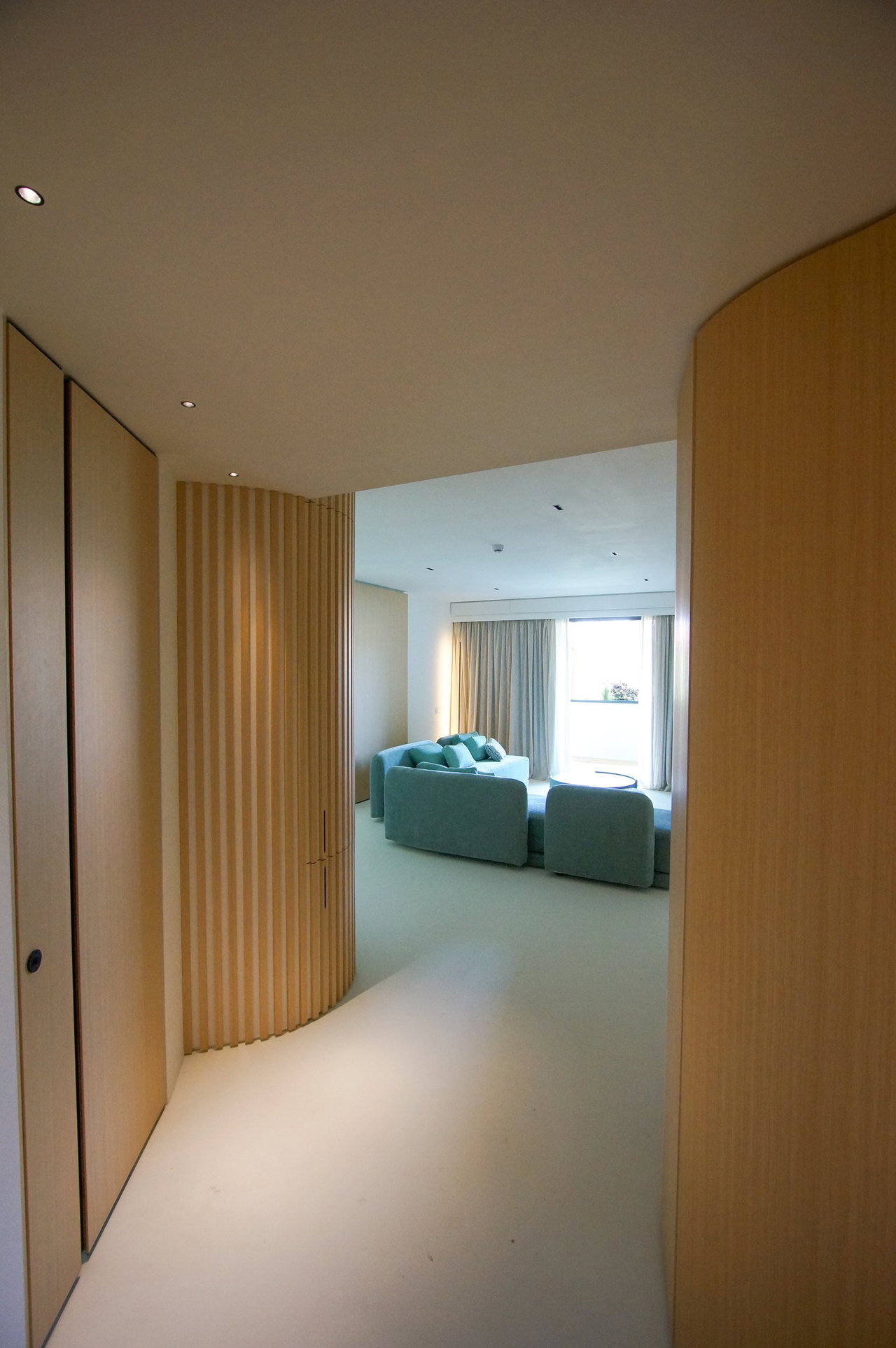 Wooden pivot door in a hotel in Forte Dei Marmi with FritsJurgens System M+ pivot hinge system inside