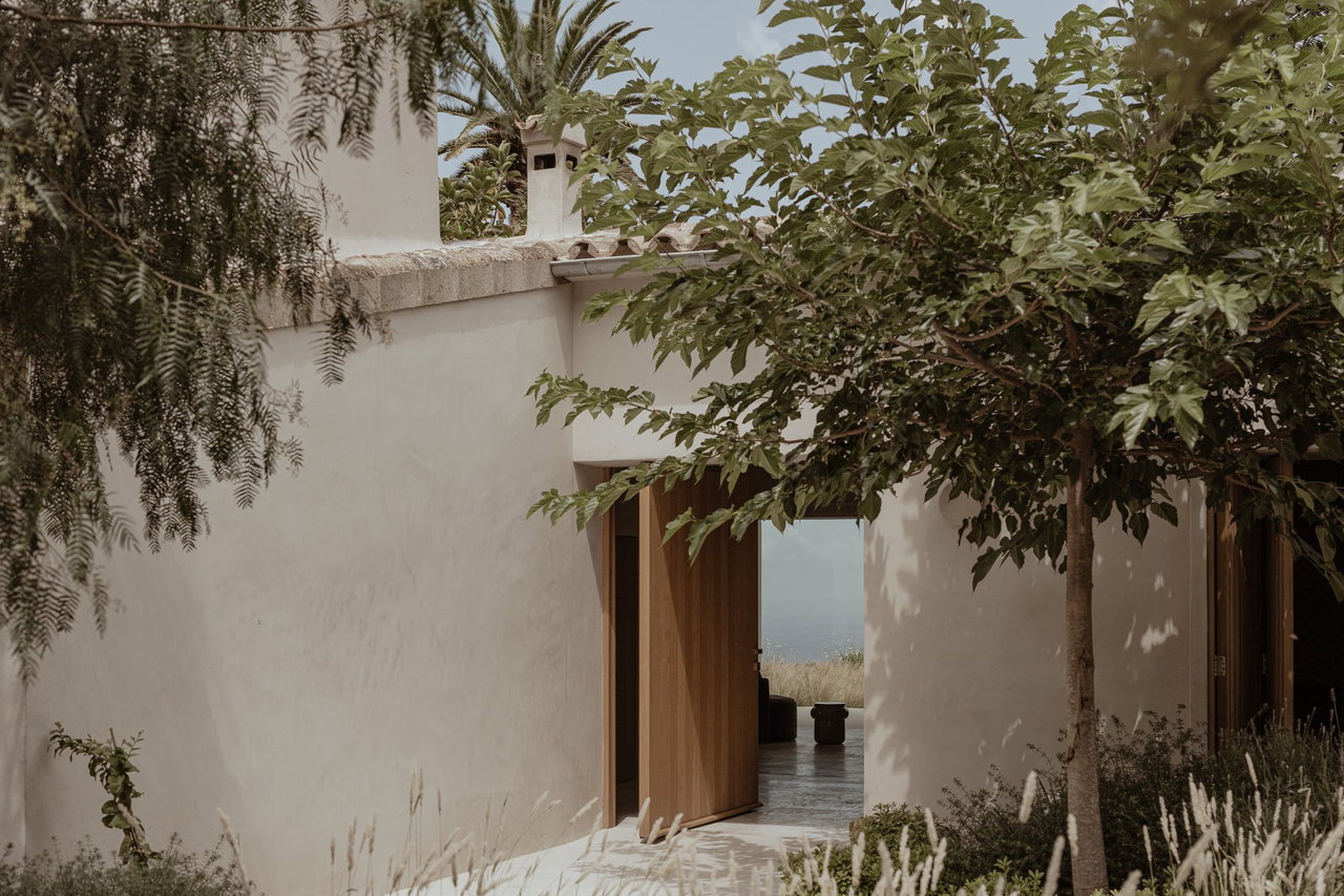 Wooden pivot door in a private home in Estellencs with FritsJurgens System M pivot hinge system inside