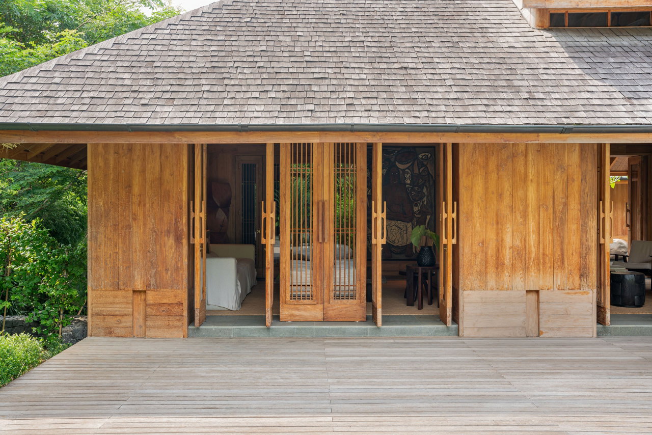 Wooden pivot door in a private home with FritsJurgens System 3 pivot hinge system inside