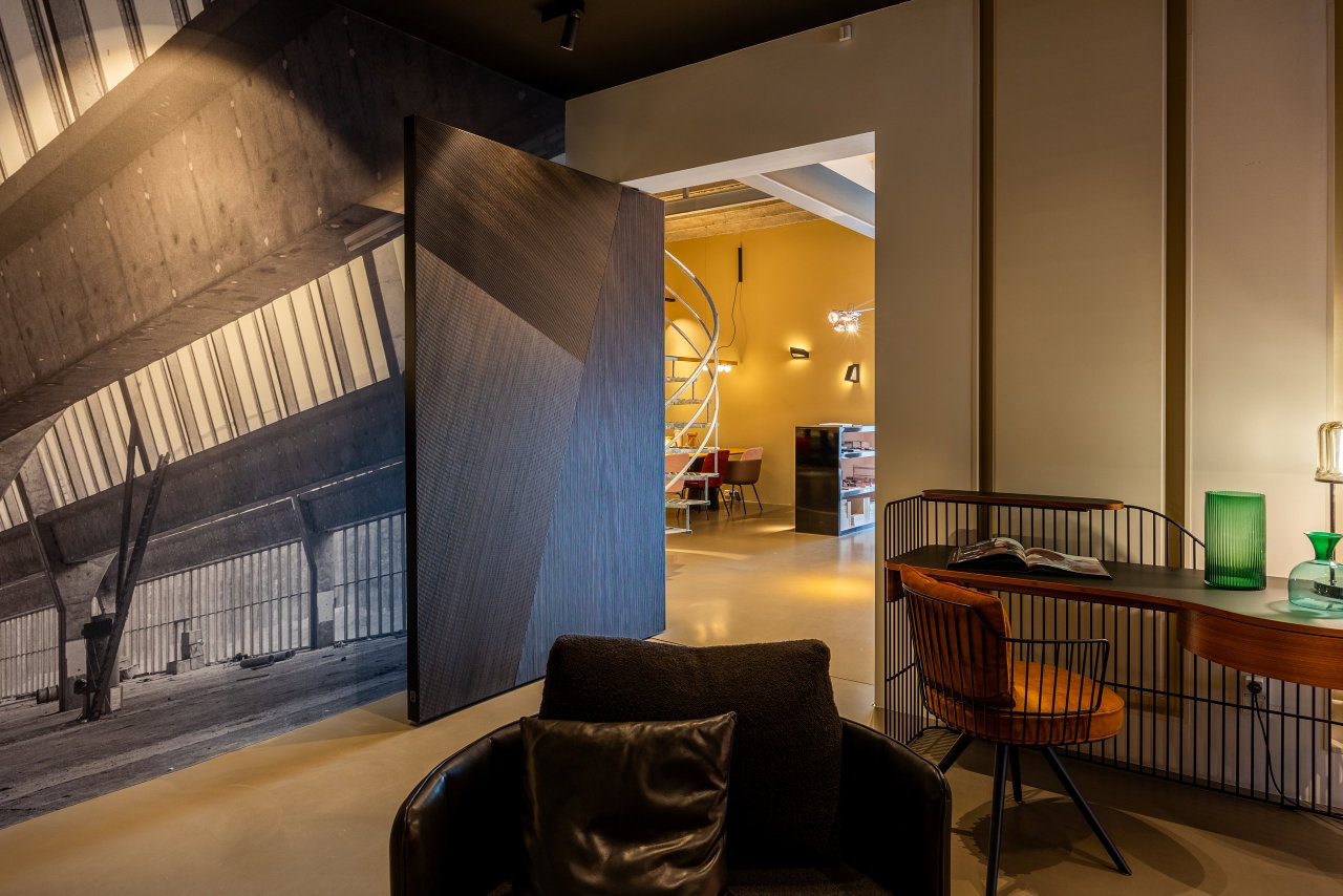 Pivottür aus Holz in einem Showroom in Amstelveen mit FritsJurgens System M Pivot-Scharniersystem im Inneren