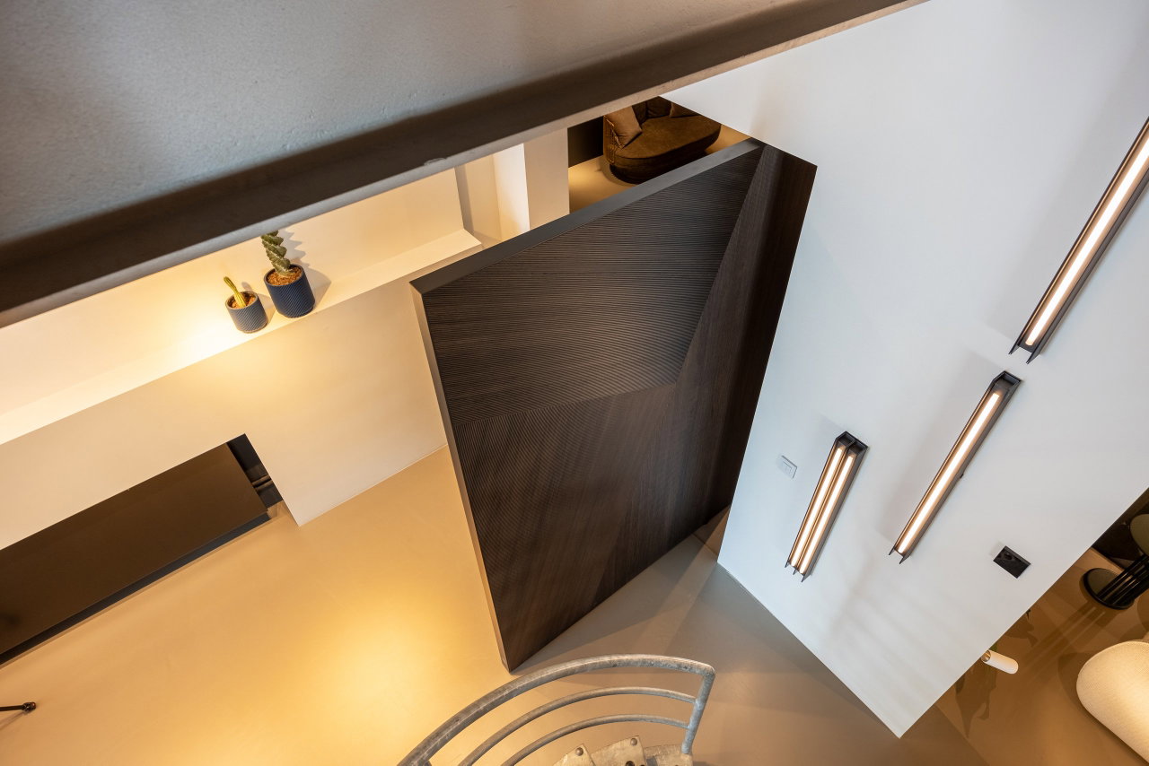 Pivottür aus Holz in einem Showroom in Amstelveen mit FritsJurgens System M Pivot-Scharniersystem im Inneren