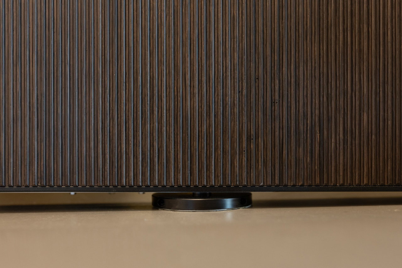 Pivottür aus Holz in einem Showroom in Amstelveen mit FritsJurgens System M Pivot-Scharniersystem im Inneren