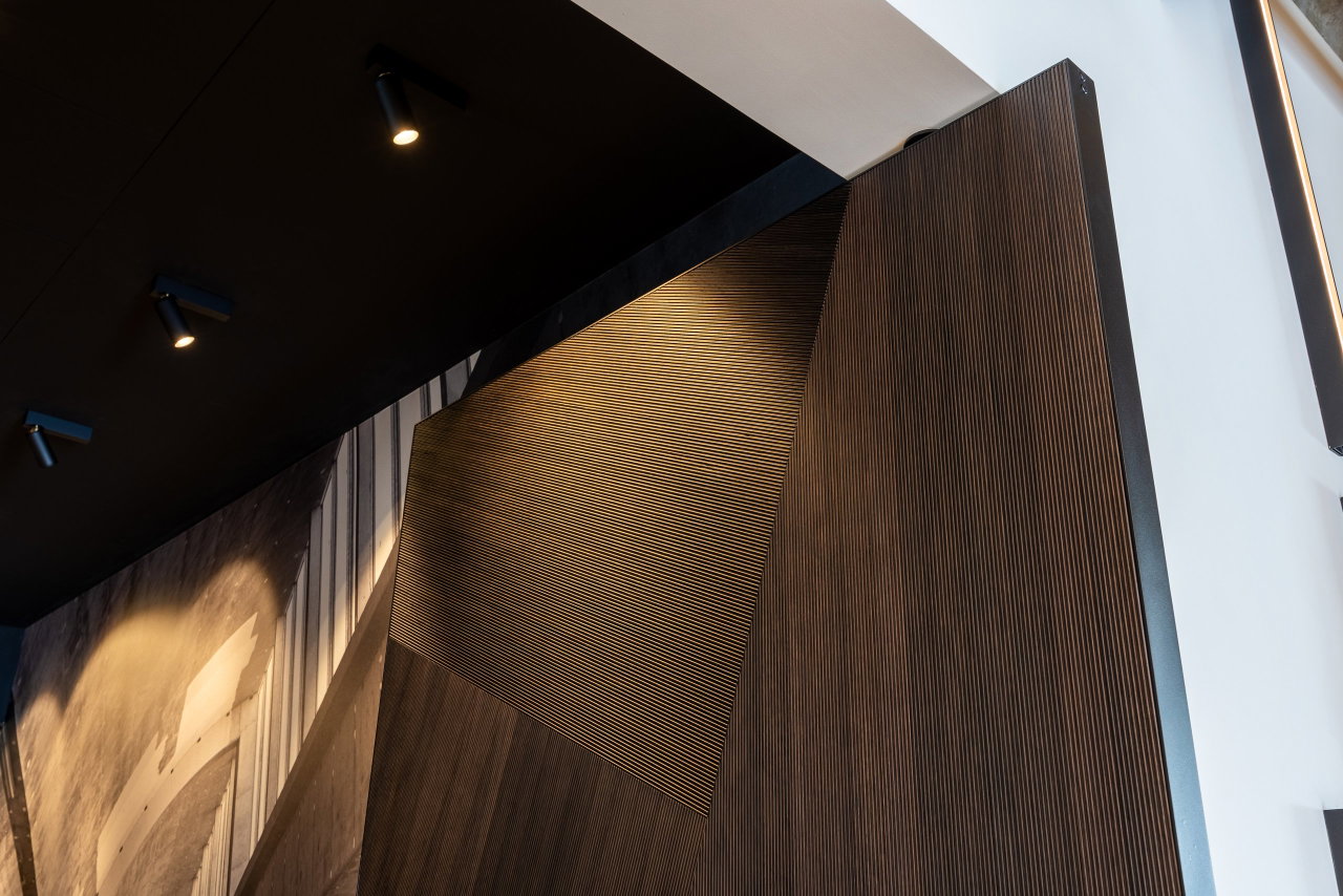 Pivottür aus Holz in einem Showroom in Amstelveen mit FritsJurgens System M Pivot-Scharniersystem im Inneren