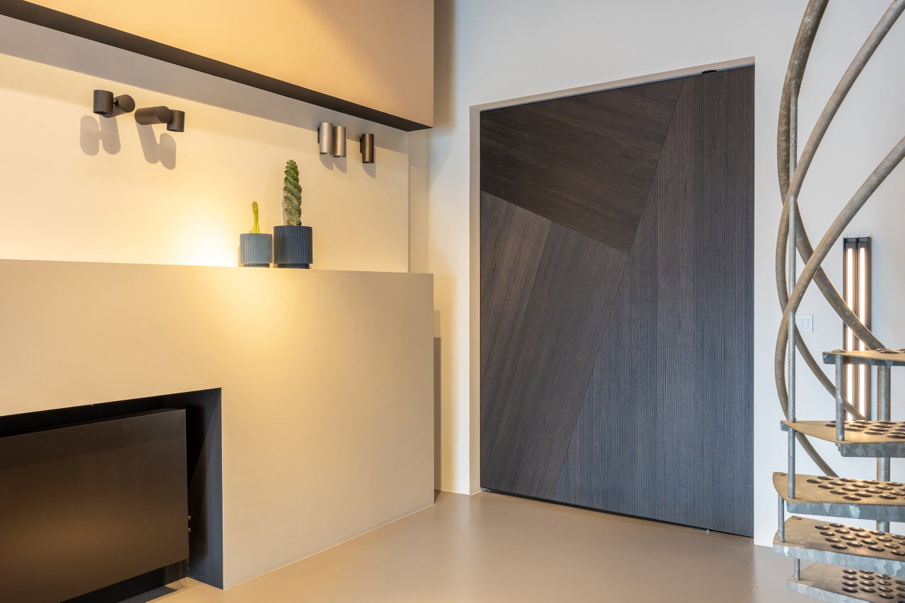Pivottür aus Holz in einem Showroom in Amstelveen mit FritsJurgens System M Pivot-Scharniersystem im Inneren