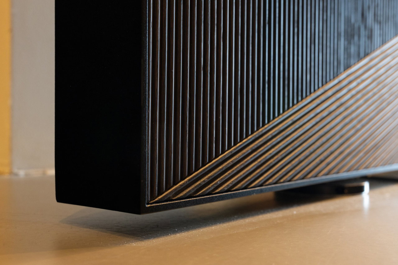 Pivottür aus Holz in einem Showroom in Amstelveen mit FritsJurgens System M Pivot-Scharniersystem im Inneren