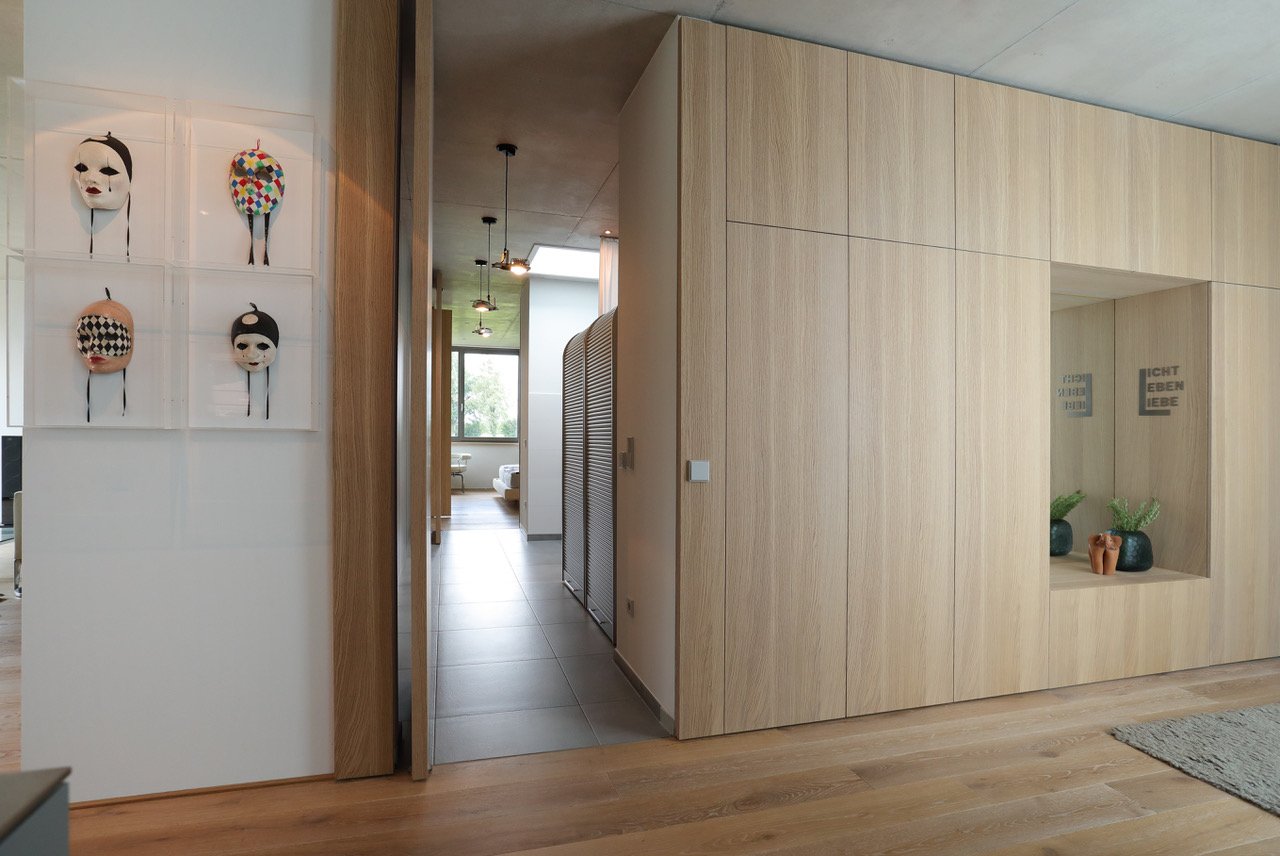 Wooden pivot door in a private home in Lippstadt with FritsJurgens System M+ pivot hinge system inside