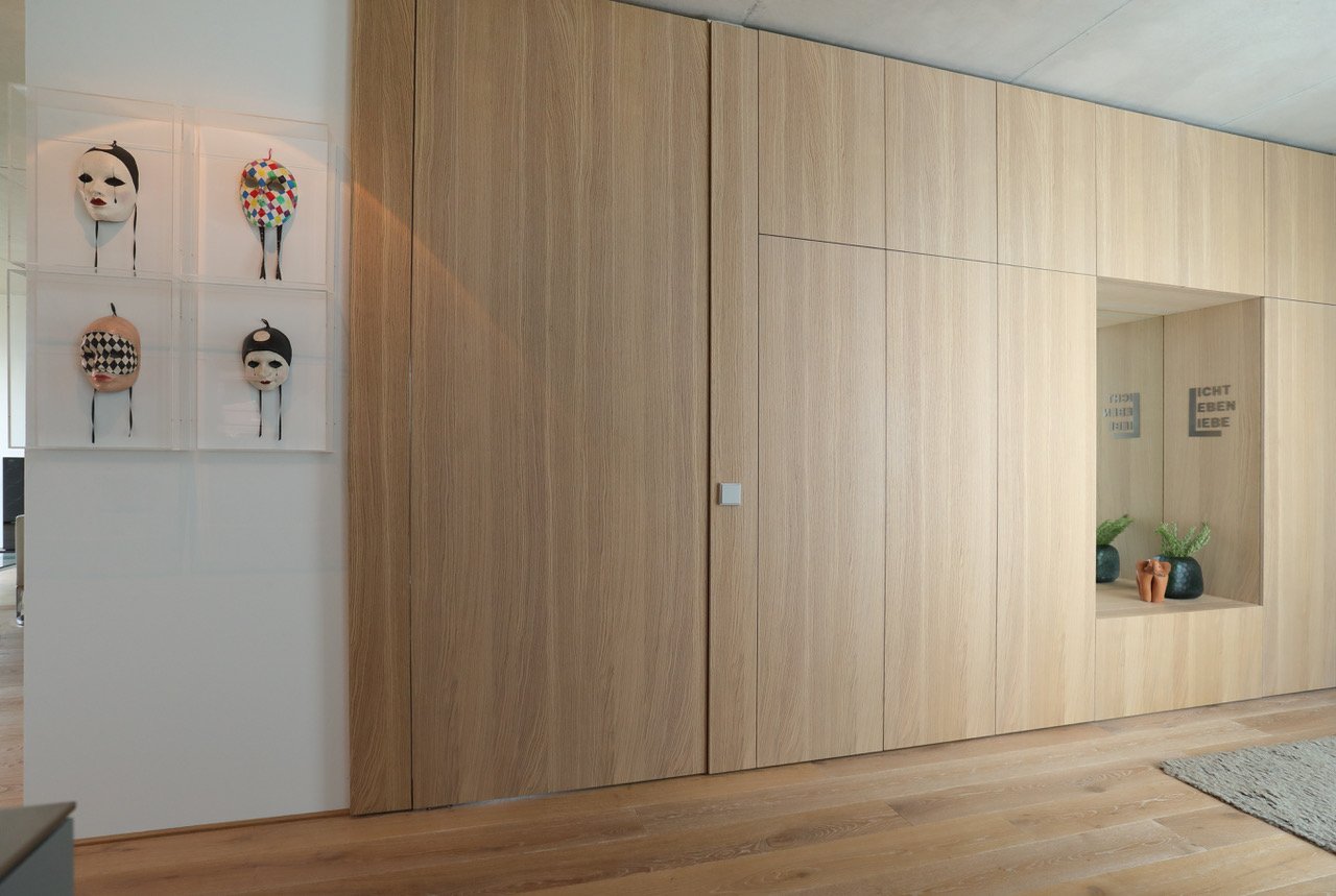 Wooden pivot door in a private home in Lippstadt with FritsJurgens System M+ pivot hinge system inside