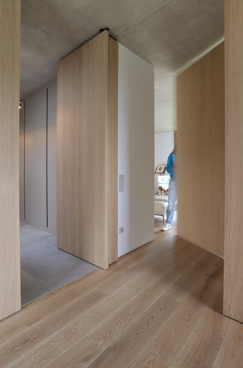 Wooden pivot door in a private home in Lippstadt with FritsJurgens System M+ pivot hinge system inside