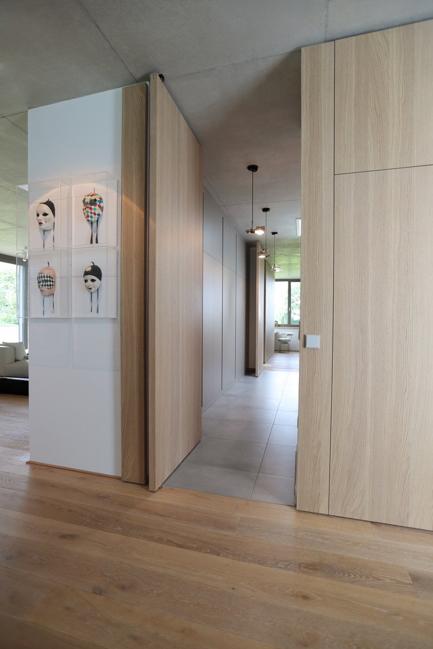 Wooden pivot door in a private home in Lippstadt with FritsJurgens System M+ pivot hinge system inside