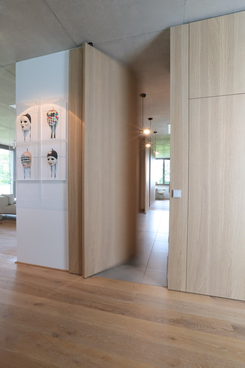 Wooden pivot door in a private home in Lippstadt with FritsJurgens System M+ pivot hinge system inside