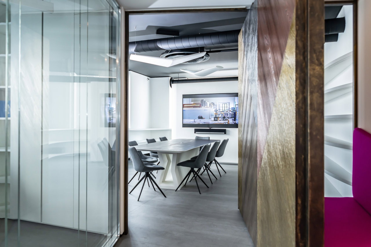 Pivottür aus Holz in einem Büro in Paderno Dugnano mit FritsJurgens System M+ Pivot-Scharniersystem im Inneren
