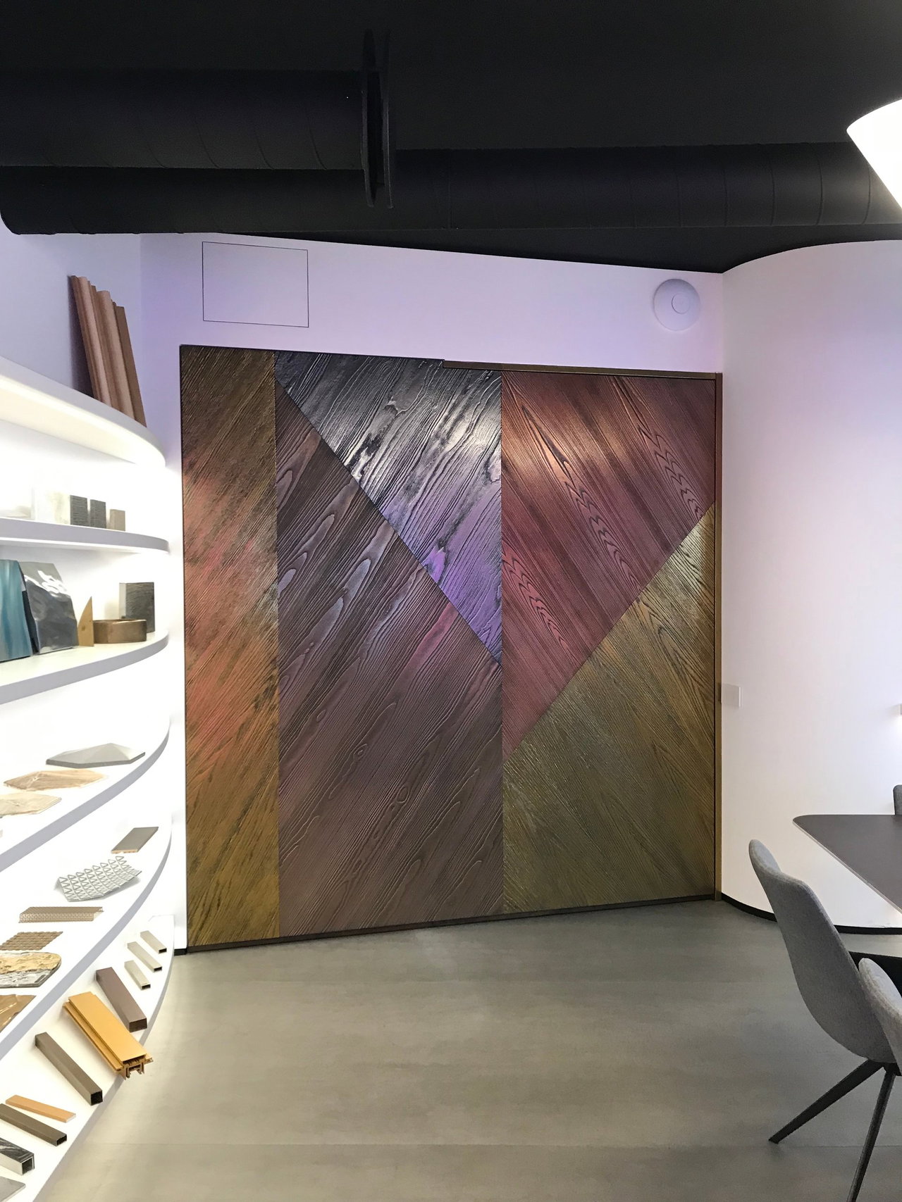 Pivottür aus Holz in einem Büro in Paderno Dugnano mit FritsJurgens System M+ Pivot-Scharniersystem im Inneren