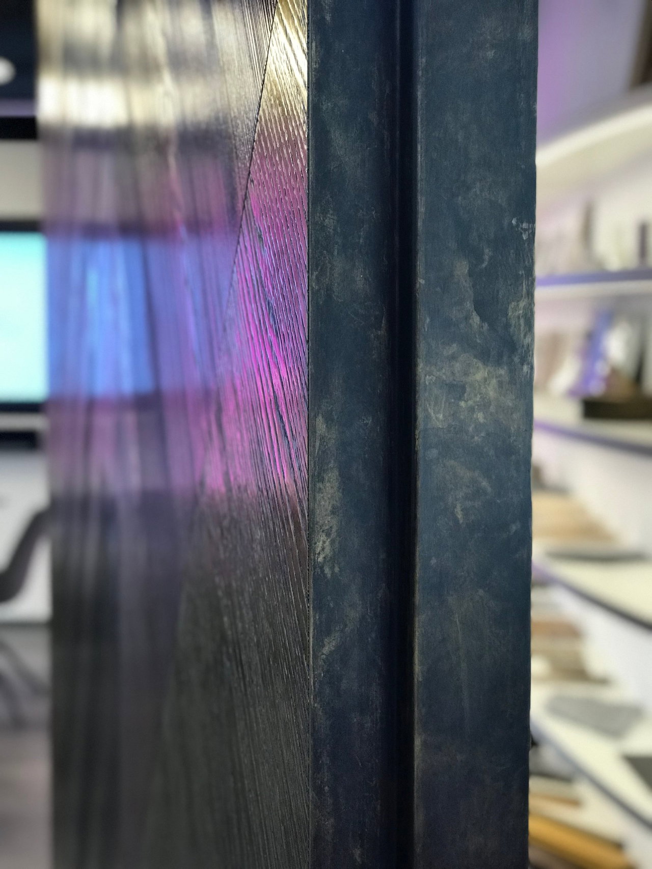 Pivottür aus Holz in einem Büro in Paderno Dugnano mit FritsJurgens System M+ Pivot-Scharniersystem im Inneren
