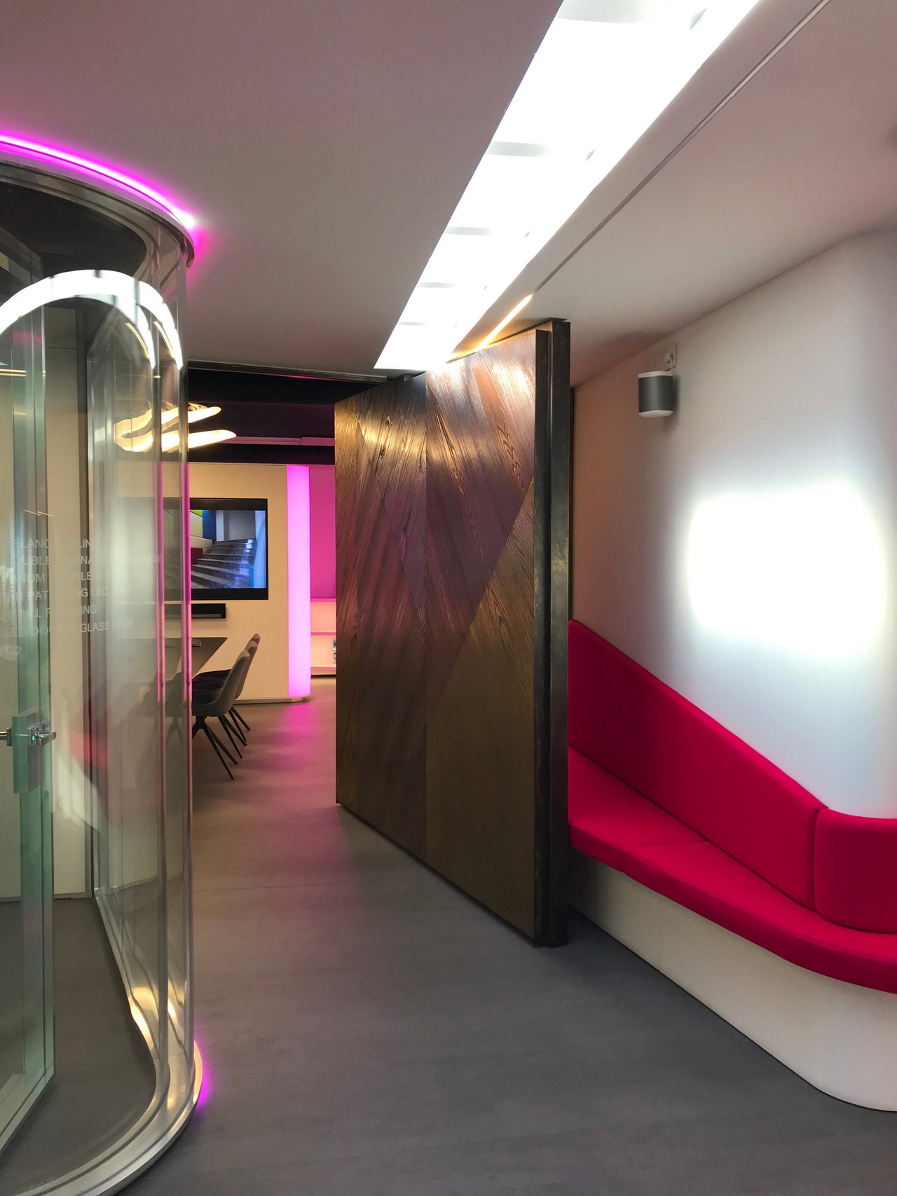Pivottür aus Holz in einem Büro in Paderno Dugnano mit FritsJurgens System M+ Pivot-Scharniersystem im Inneren