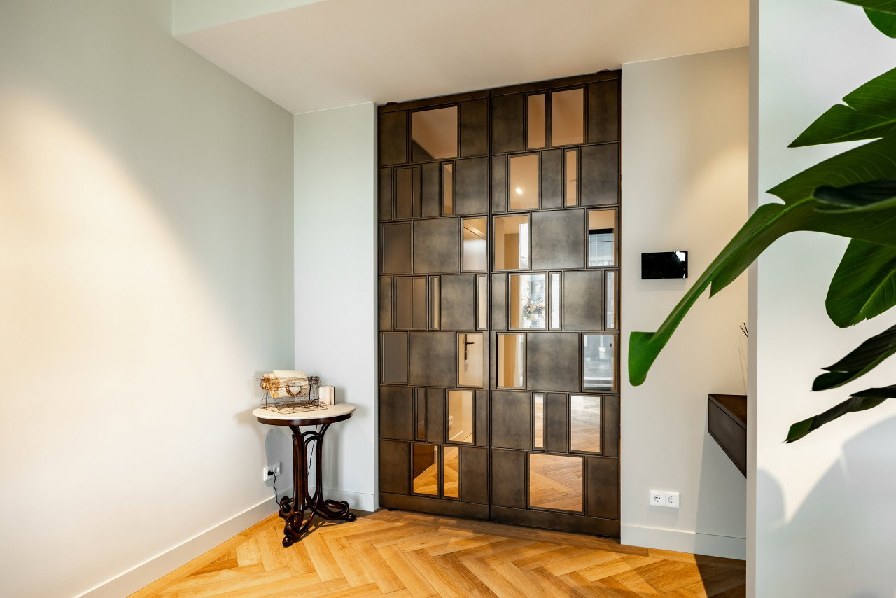 Steel and glass pivot door in a private home in Amsterdam with FritsJurgens System M pivot hinge system inside