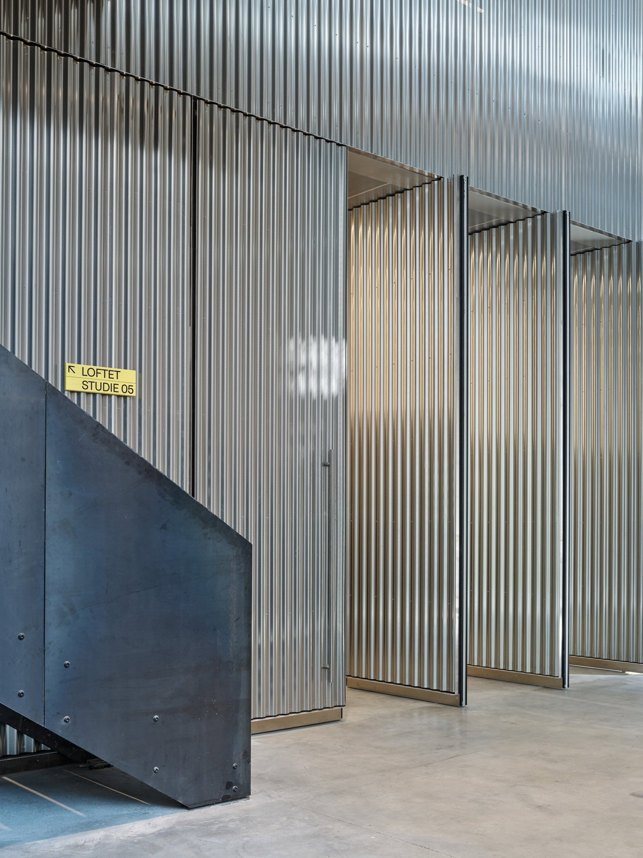 Steel pivot door in a public building in Copenhagen with FritsJurgens System M+ pivot hinge system inside