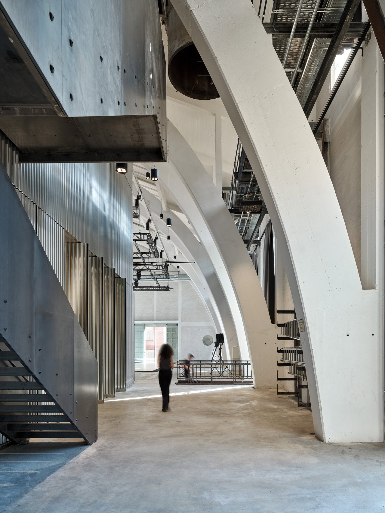 Steel pivot door in a public building in Copenhagen with FritsJurgens System M+ pivot hinge system inside