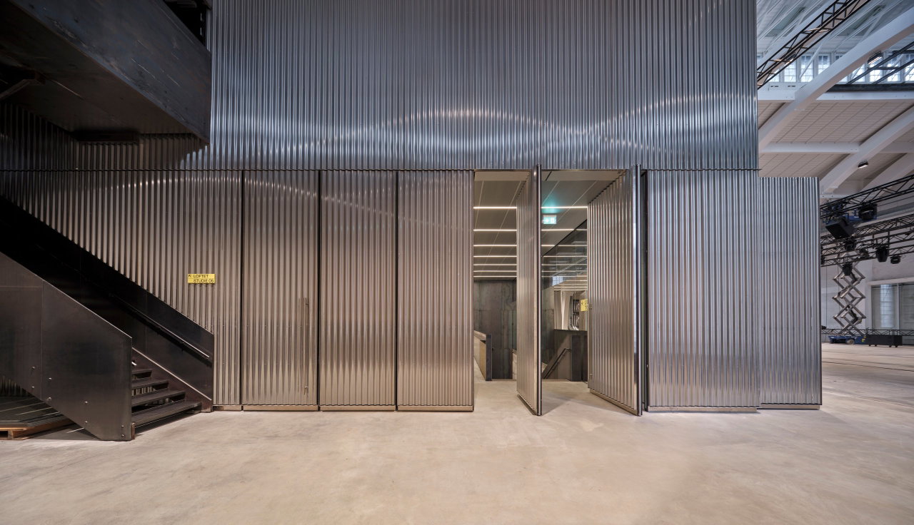 Steel pivot door in a public building in Copenhagen with FritsJurgens System M+ pivot hinge system inside
