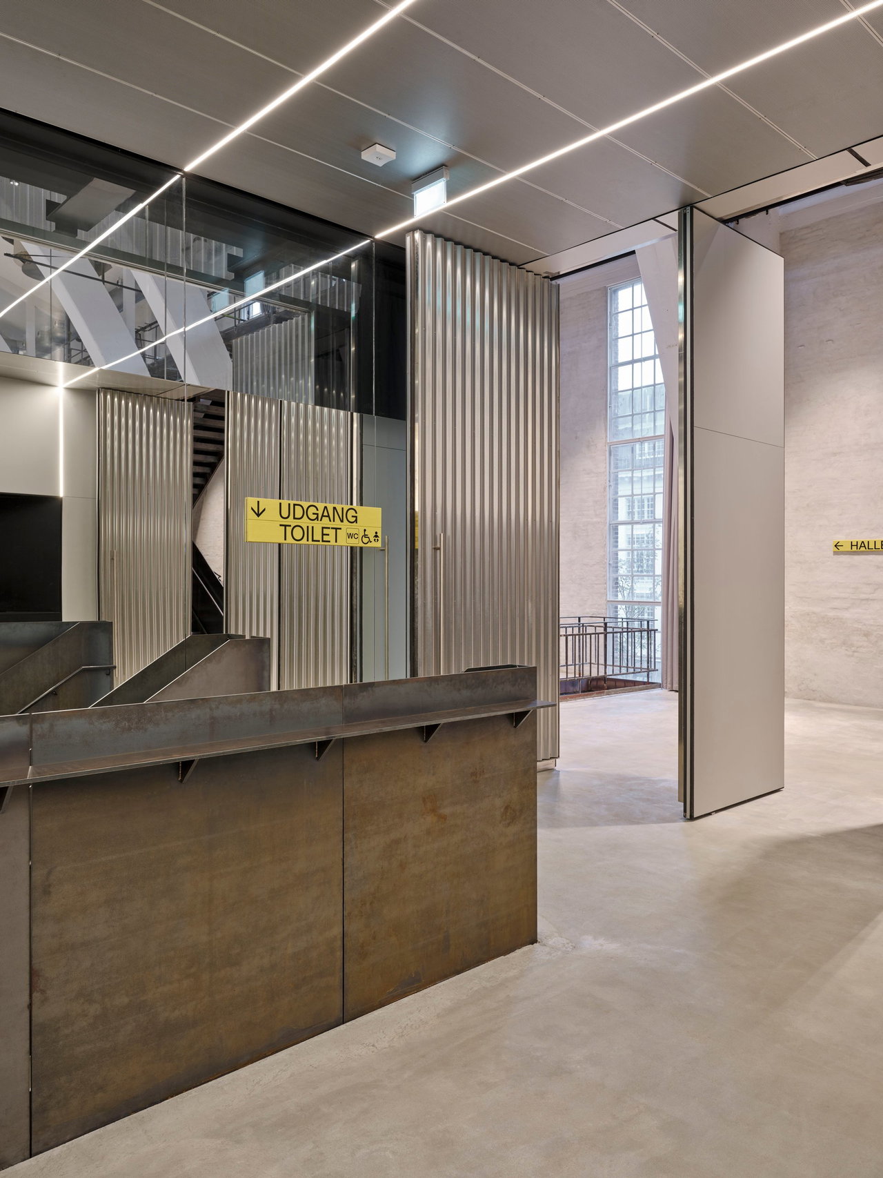 Steel pivot door in a public building in Copenhagen with FritsJurgens System M+ pivot hinge system inside