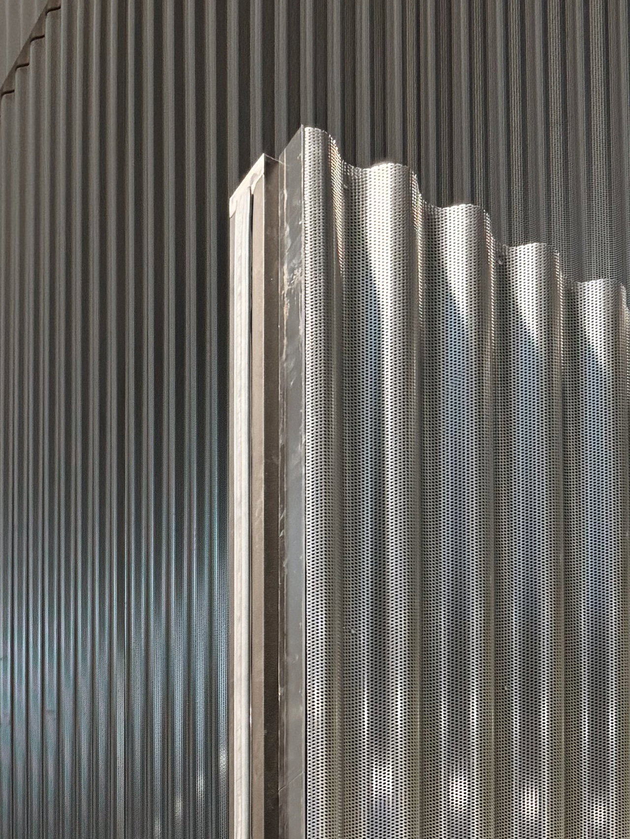 Steel pivot door in a public building in Copenhagen with FritsJurgens System M+ pivot hinge system inside