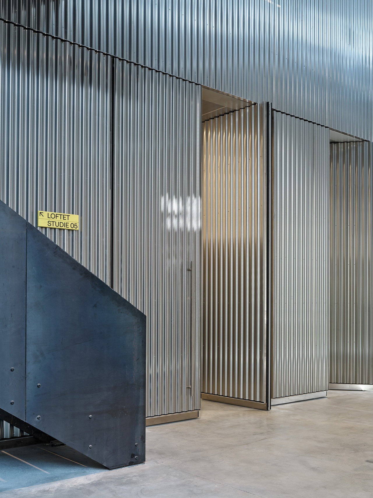 Steel pivot door in a public building in Copenhagen with FritsJurgens System M+ pivot hinge system inside