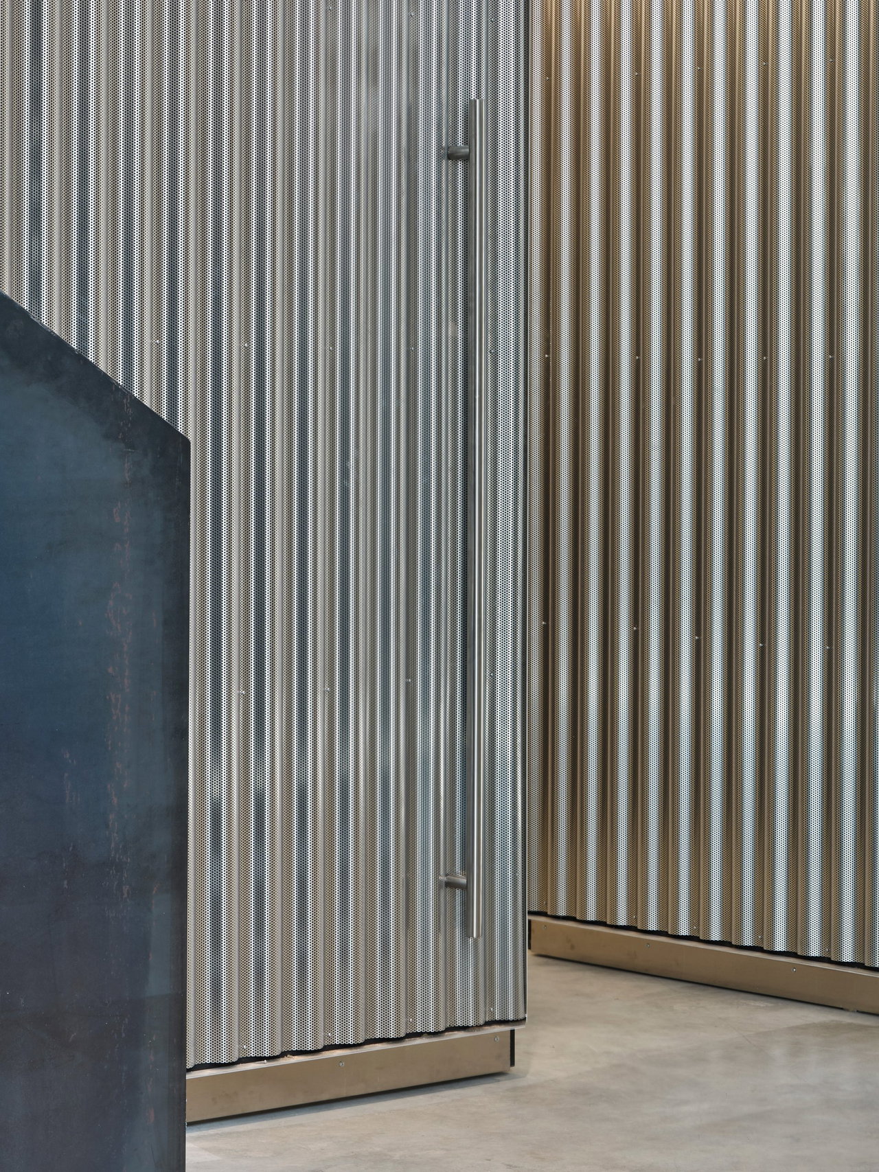 Steel pivot door in a public building in Copenhagen with FritsJurgens System M+ pivot hinge system inside