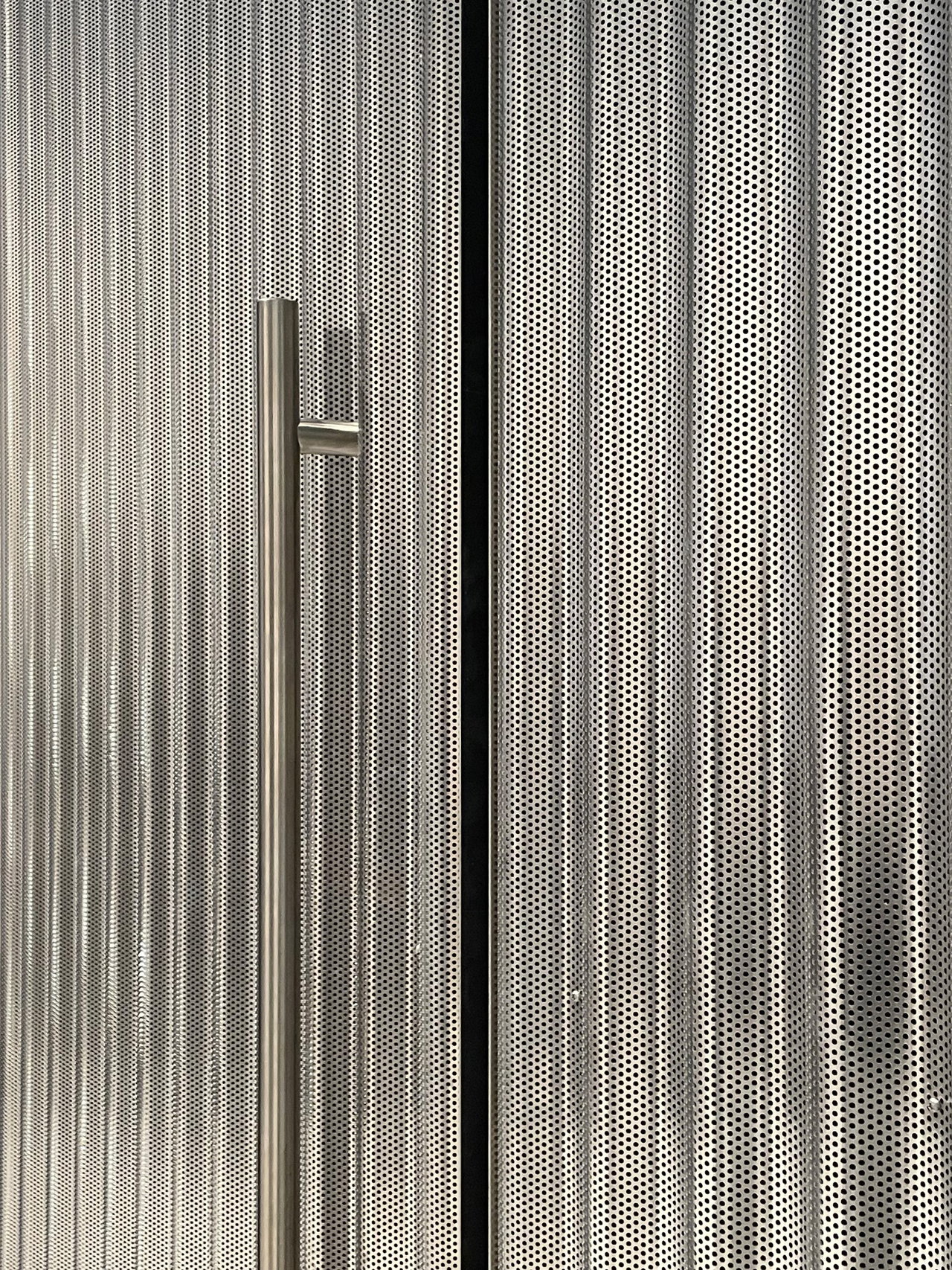 Steel pivot door in a public building in Copenhagen with FritsJurgens System M+ pivot hinge system inside