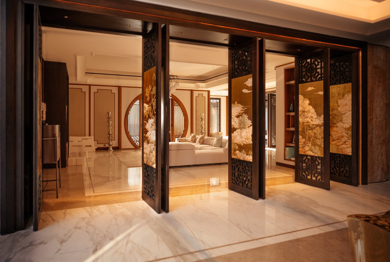 Wooden pivot door in a private home in Surabaya with FritsJurgens System M+ pivot hinge system inside