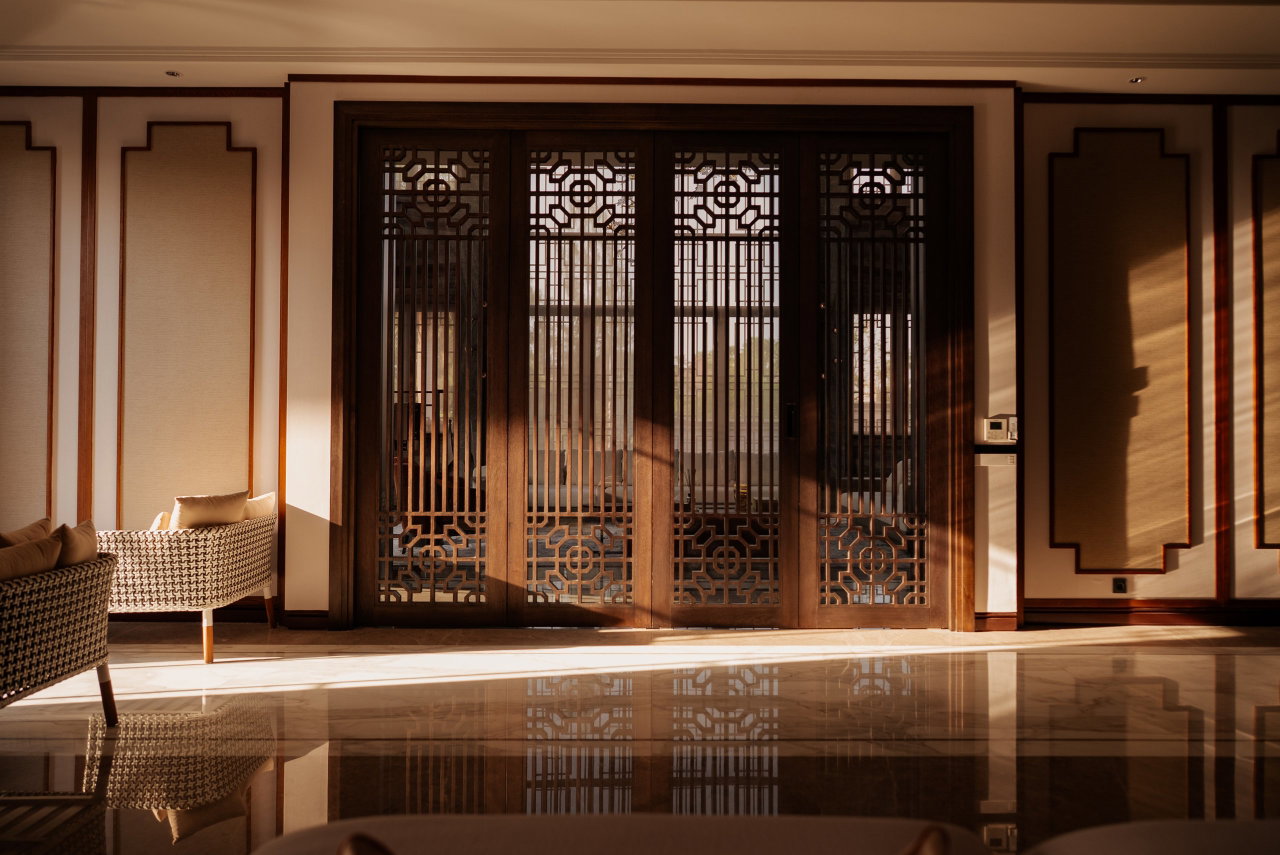 Wooden pivot door in a private home in Surabaya with FritsJurgens System M+ pivot hinge system inside