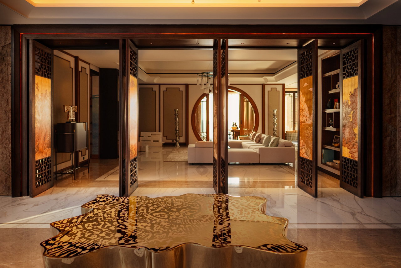 Wooden pivot door in a private home in Surabaya with FritsJurgens System M+ pivot hinge system inside