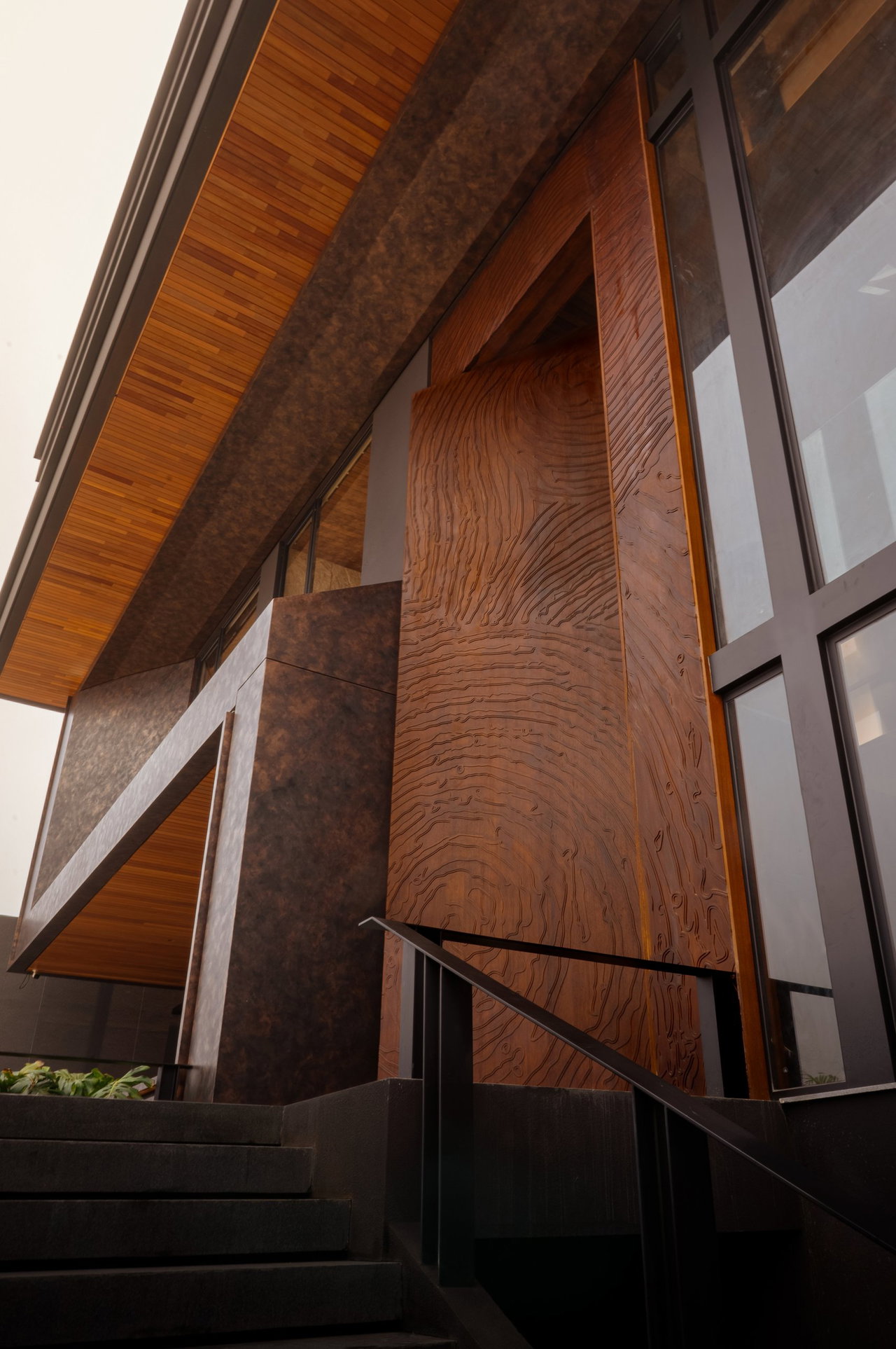 Pivottür aus Holz in einem Privathaus in Jakarta mit FritsJurgens System M+ Pivot-Scharniersystem im Inneren